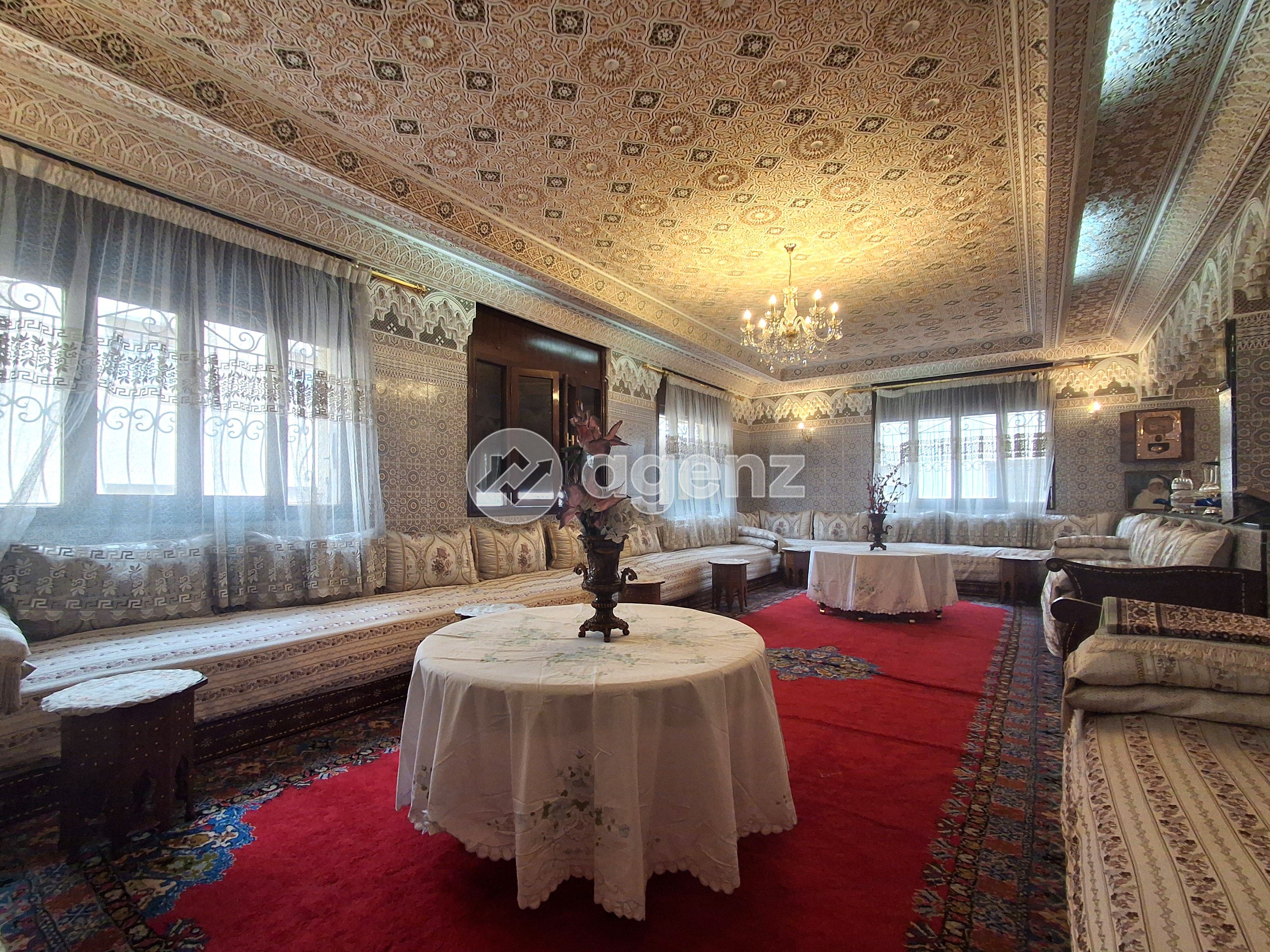 MAISON À RÉNOVER EN ZONE IMMEUBLE À CASABLANCA