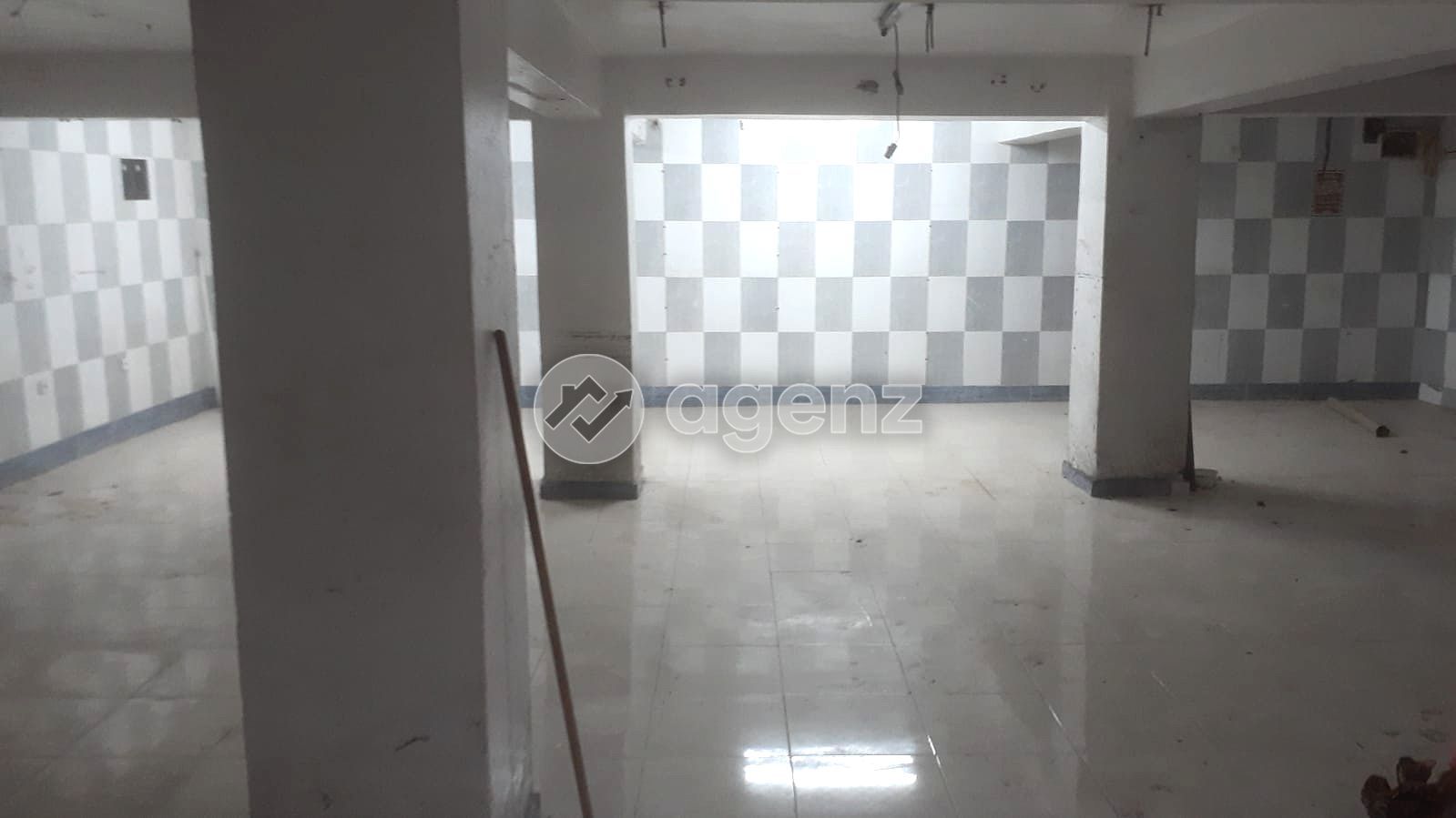 POUR INVESTISSEUR MAGASIN AVEC RENDEMENT A VENDRE — 4