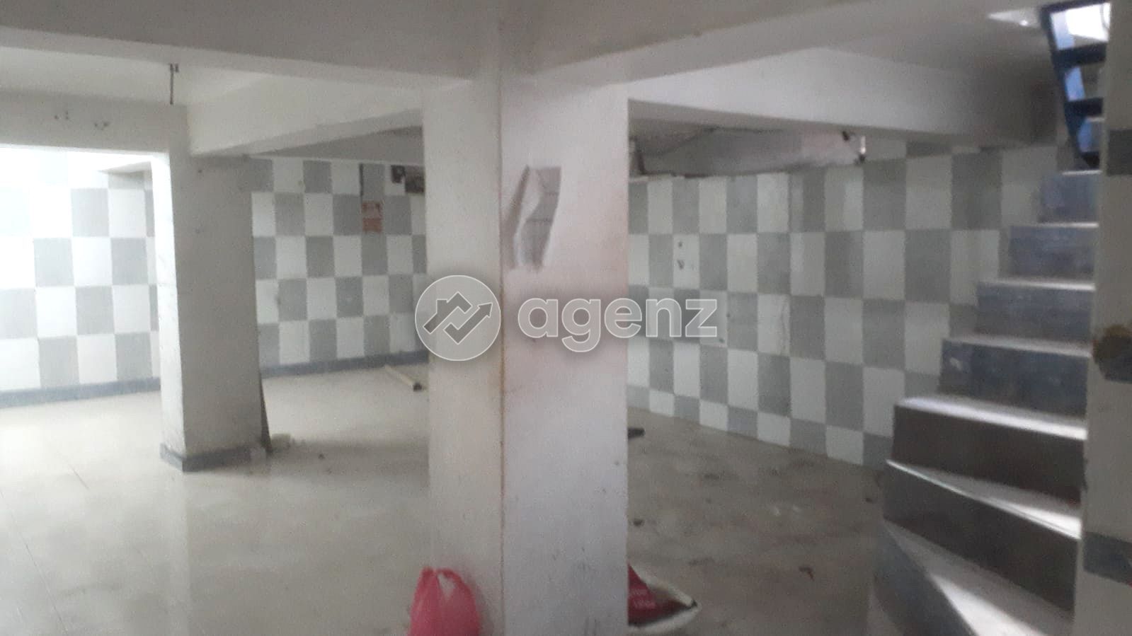 POUR INVESTISSEUR MAGASIN AVEC RENDEMENT A VENDRE — 3