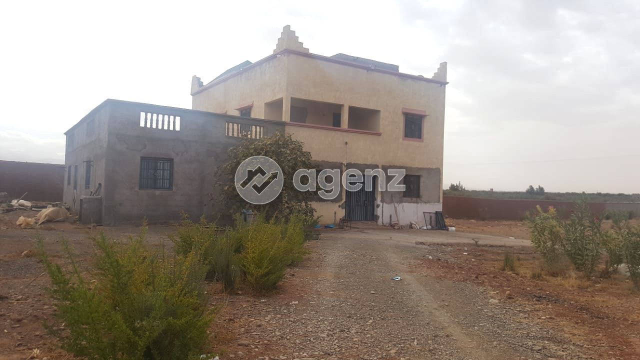 Ferme titrée de 1 hectare avec villa de 400 m² à vendre sur la Route d’Ourika – Marrakech