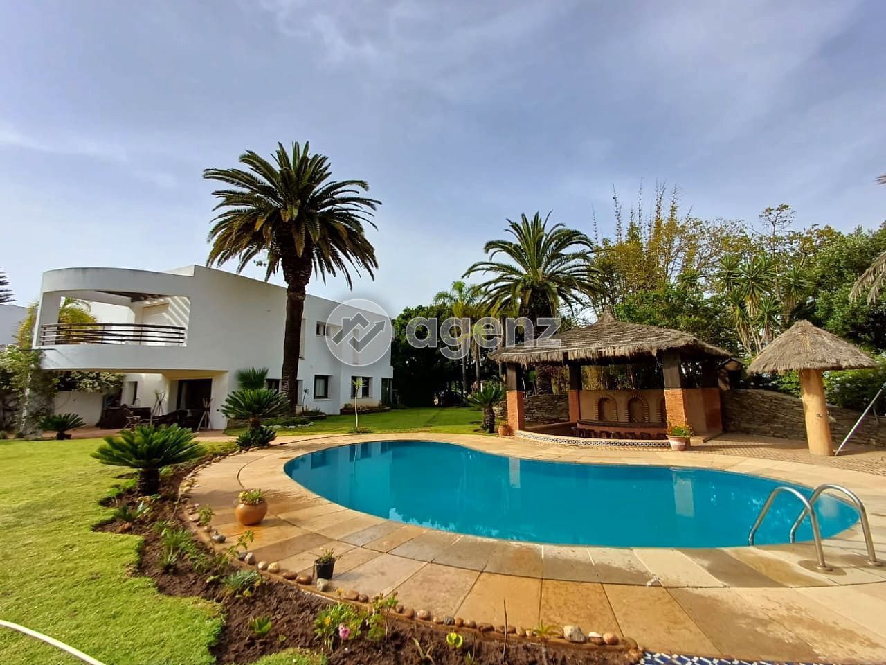 Villa de 1600 m² – lac naturel et vue golf à Bouznika