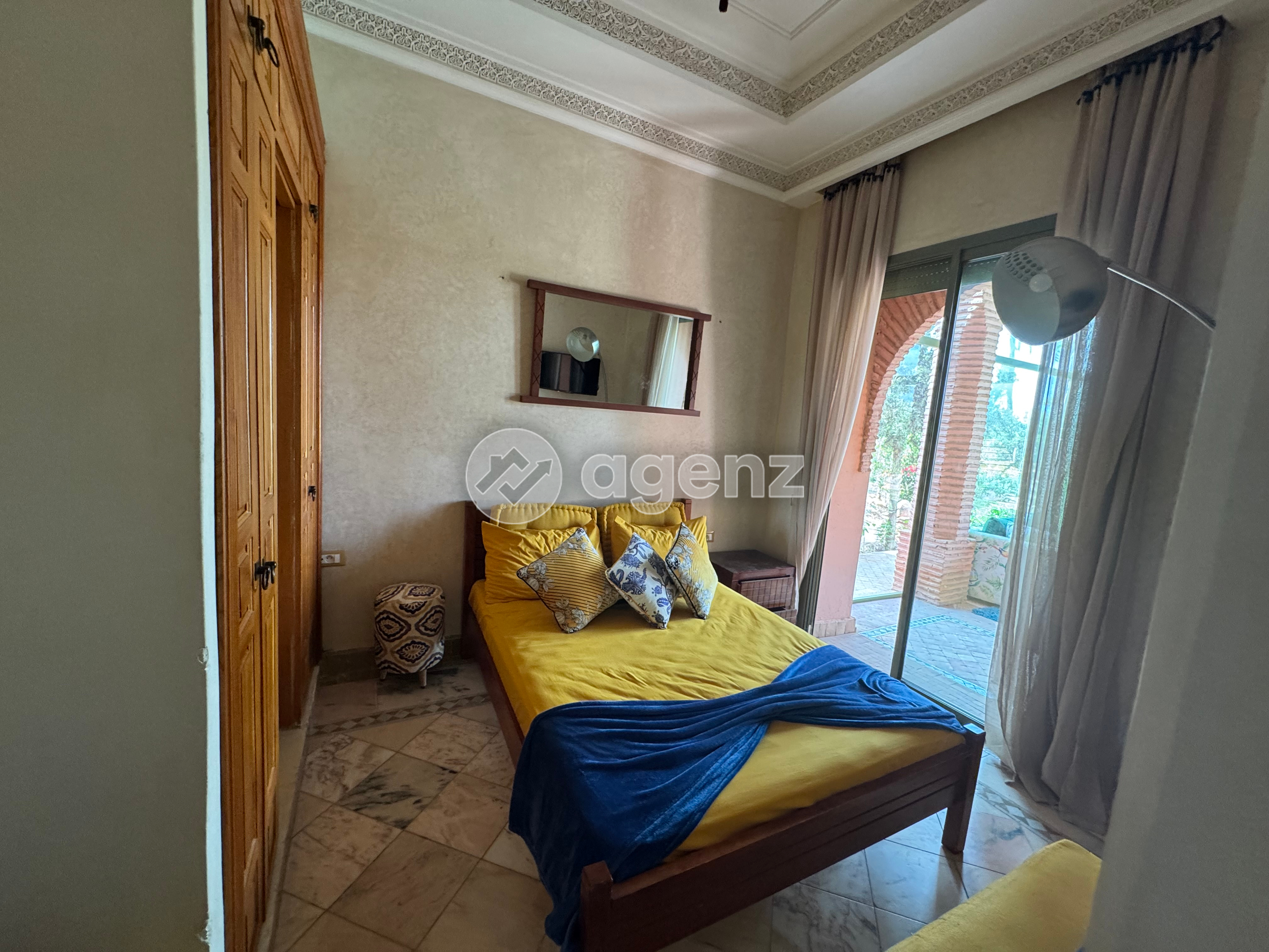 Charmant Appartement de 2 chambres à vendre à Ennakhil (Palmeraie) Appartement de luxe à ennakhil palmeraie village 3

Vente Appartement rez de jardin de luxe haut gamme et entièrement neuf , situé dans une residence sécurisée 24/24 et sous surveillance avec caméra. il se compose de :
- 1 chambre à coucher parental avec sa salle de bain
- 1 chambre enfant donnant directement sur la terrasse.m et jardin.
- 2 salons Européens neuf et design
- 1 salle de bain
- cuisine américaine haut gamme avec éclairage led et placard vitré
-. 2 terrasses vue sur jardin, les terrasses sont couvertes et dispose des ouvertures en portes accordéon si s’ouvrent totalement sur le jardin .

Dans la résidence il y'a 2 piscines exotiques avec palmiers, espèces de jeux et beaucoup d'espace vert, idéal pour faire des balades à pieds ou à vélo, l’accès vers la piscine est direct par le jardin pas loin .
il y'a aussi un grand lac à canard.
UN parking est disponible sur place avec accès direct et immédiat vers la porte de l’immeuble
. A proximité il y'a le super marché carrefour, le célèbre restaurant et boulangerie le quotidien, une pharmacie, et d’autres restaurant, et aussi le golf de la palmeraie et juste à côté il y a les grands hôtels de luxe de la palmeraie
LE voisinage est parfait et il n'y a dans la résidence que des familles. Le site de la palmeraie village 3 est de haut de gamme par sa verdure, et sa sécurité et architecture. un site idéal poir pour habitation et on se sent en vacances toutes l'année.
-Pas de frais d’agence
Pour toutes informations complémentaires veuillez me contacter :
Mme Benjelloun propriétaire : 0661244945 — 4