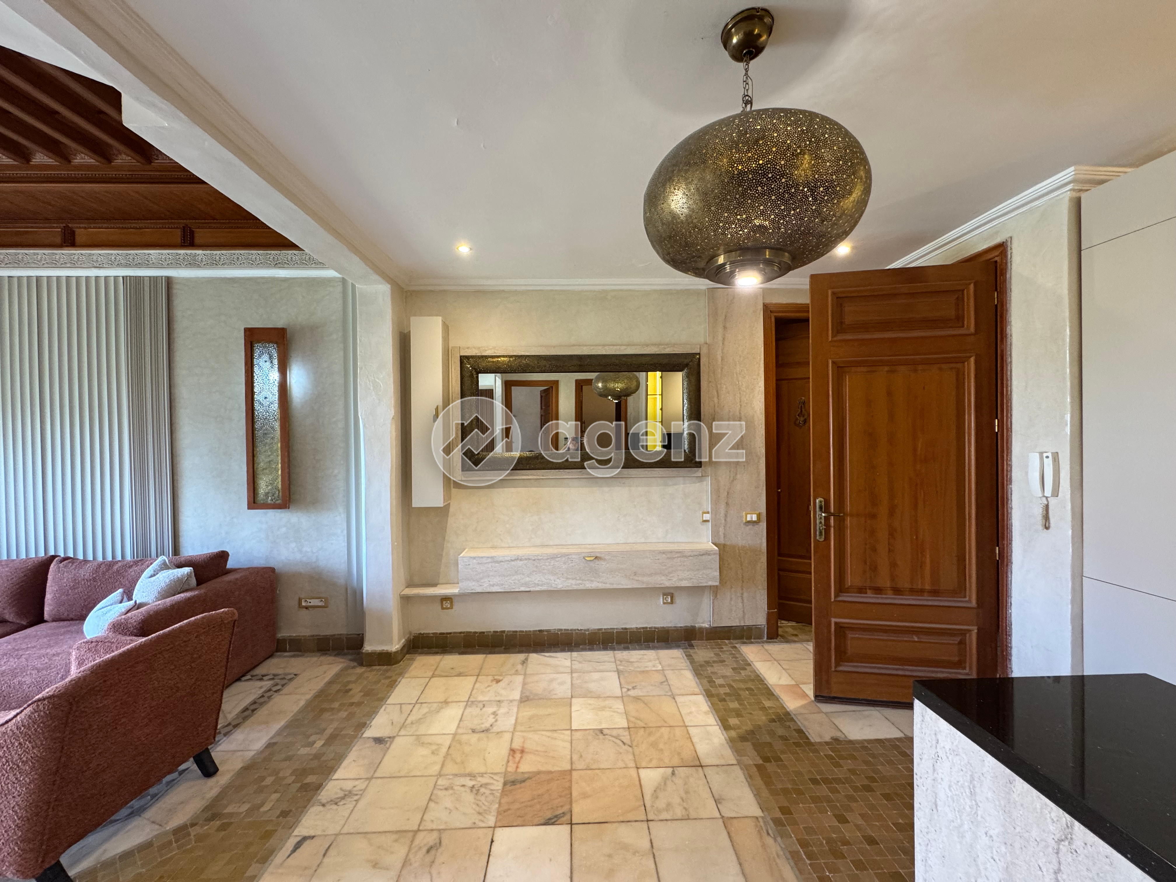 Charmant Appartement de 2 chambres à vendre à Ennakhil (Palmeraie) Appartement de luxe à ennakhil palmeraie village 3

Vente Appartement rez de jardin de luxe haut gamme et entièrement neuf , situé dans une residence sécurisée 24/24 et sous surveillance avec caméra. il se compose de :
- 1 chambre à coucher parental avec sa salle de bain
- 1 chambre enfant donnant directement sur la terrasse.m et jardin.
- 2 salons Européens neuf et design
- 1 salle de bain
- cuisine américaine haut gamme avec éclairage led et placard vitré
-. 2 terrasses vue sur jardin, les terrasses sont couvertes et dispose des ouvertures en portes accordéon si s’ouvrent totalement sur le jardin .

Dans la résidence il y'a 2 piscines exotiques avec palmiers, espèces de jeux et beaucoup d'espace vert, idéal pour faire des balades à pieds ou à vélo, l’accès vers la piscine est direct par le jardin pas loin .
il y'a aussi un grand lac à canard.
UN parking est disponible sur place avec accès direct et immédiat vers la porte de l’immeuble
. A proximité il y'a le super marché carrefour, le célèbre restaurant et boulangerie le quotidien, une pharmacie, et d’autres restaurant, et aussi le golf de la palmeraie et juste à côté il y a les grands hôtels de luxe de la palmeraie
LE voisinage est parfait et il n'y a dans la résidence que des familles. Le site de la palmeraie village 3 est de haut de gamme par sa verdure, et sa sécurité et architecture. un site idéal poir pour habitation et on se sent en vacances toutes l'année.
-Pas de frais d’agence
Pour toutes informations complémentaires veuillez me contacter :
Mme Benjelloun propriétaire : 0661244945 — 2