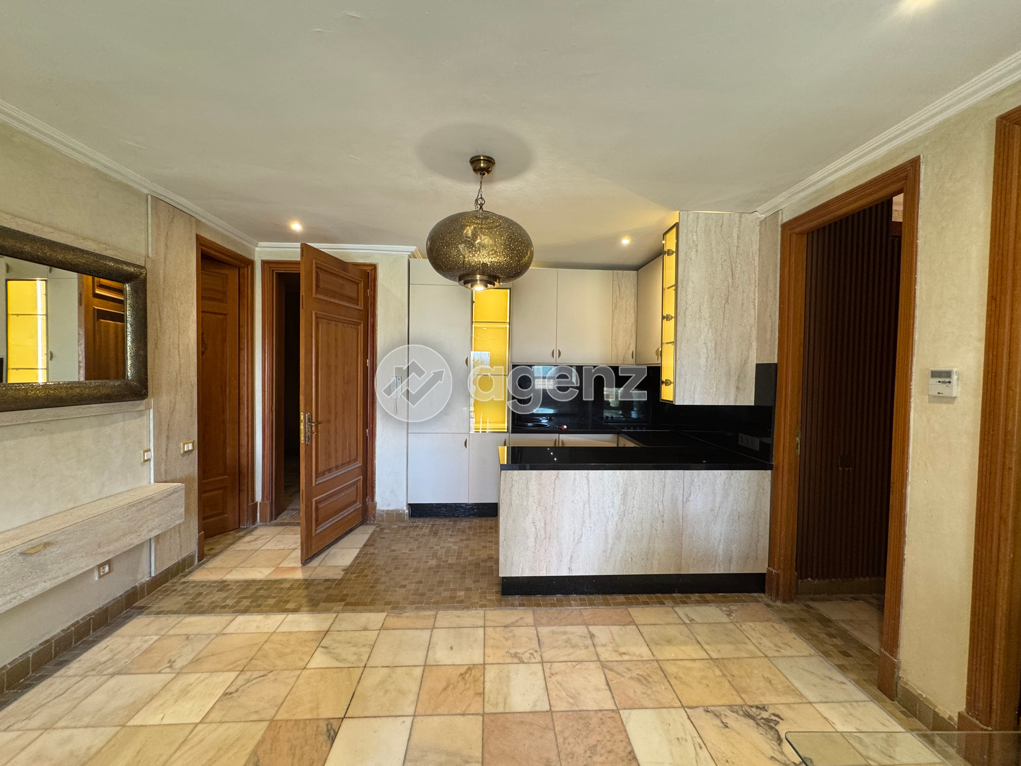Charmant Appartement de 2 chambres à vendre à Ennakhil (Palmeraie) Appartement de luxe à ennakhil palmeraie village 3

Vente Appartement rez de jardin de luxe haut gamme et entièrement neuf , situé dans une residence sécurisée 24/24 et sous surveillance avec caméra. il se compose de :
- 1 chambre à coucher parental avec sa salle de bain
- 1 chambre enfant donnant directement sur la terrasse.m et jardin.
- 2 salons Européens neuf et design
- 1 salle de bain
- cuisine américaine haut gamme avec éclairage led et placard vitré
-. 2 terrasses vue sur jardin, les terrasses sont couvertes et dispose des ouvertures en portes accordéon si s’ouvrent totalement sur le jardin .

Dans la résidence il y'a 2 piscines exotiques avec palmiers, espèces de jeux et beaucoup d'espace vert, idéal pour faire des balades à pieds ou à vélo, l’accès vers la piscine est direct par le jardin pas loin .
il y'a aussi un grand lac à canard.
UN parking est disponible sur place avec accès direct et immédiat vers la porte de l’immeuble
. A proximité il y'a le super marché carrefour, le célèbre restaurant et boulangerie le quotidien, une pharmacie, et d’autres restaurant, et aussi le golf de la palmeraie et juste à côté il y a les grands hôtels de luxe de la palmeraie
LE voisinage est parfait et il n'y a dans la résidence que des familles. Le site de la palmeraie village 3 est de haut de gamme par sa verdure, et sa sécurité et architecture. un site idéal poir pour habitation et on se sent en vacances toutes l'année.
-Pas de frais d’agence
Pour toutes informations complémentaires veuillez me contacter :
Mme Benjelloun propriétaire : 0661244945 — 3