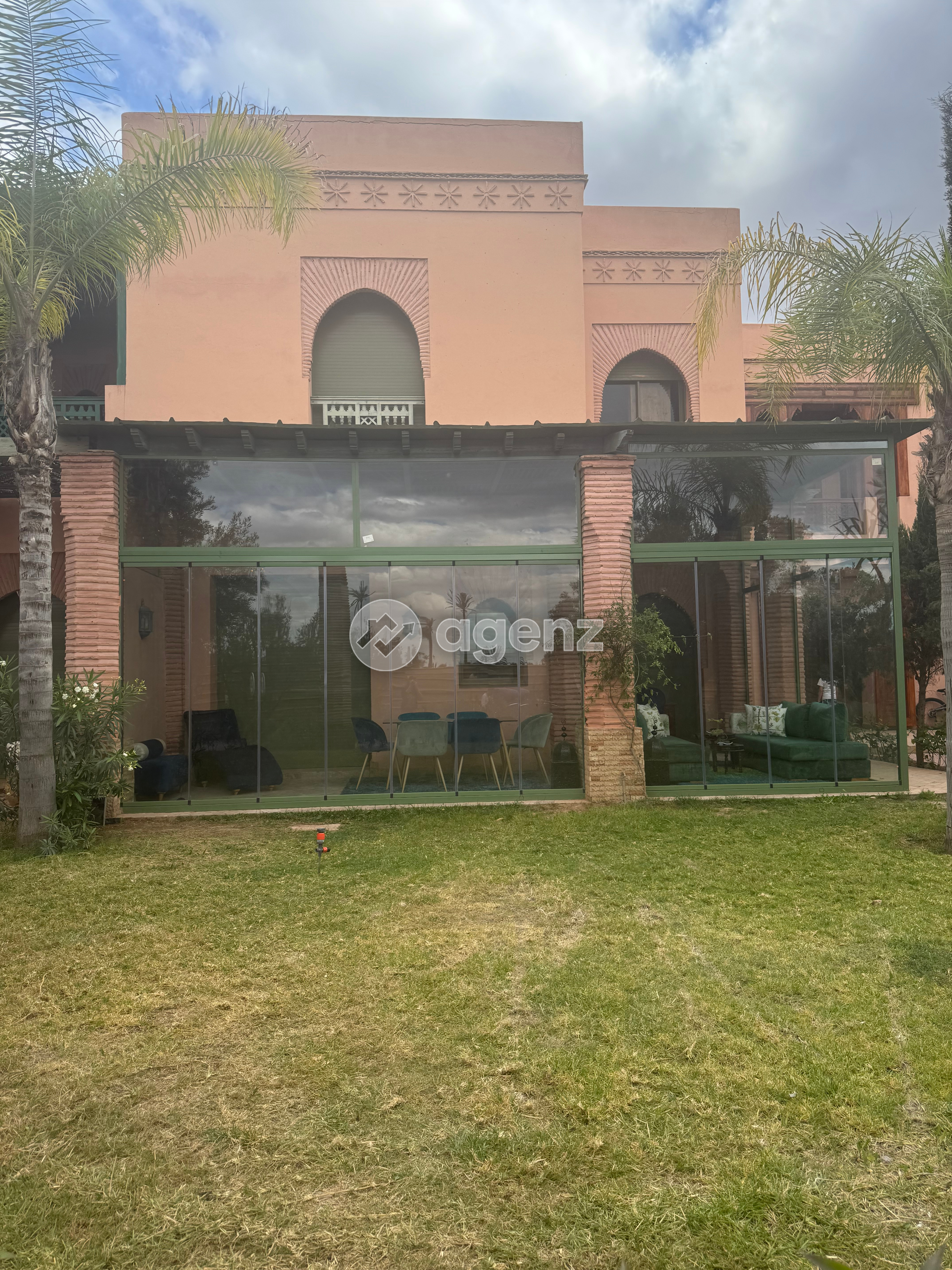Charmant Appartement de 2 chambres à vendre à Ennakhil (Palmeraie) Appartement de luxe à ennakhil palmeraie village 3

Vente Appartement rez de jardin de luxe haut gamme et entièrement neuf , situé dans une residence sécurisée 24/24 et sous surveillance avec caméra. il se compose de :
- 1 chambre à coucher parental avec sa salle de bain
- 1 chambre enfant donnant directement sur la terrasse.m et jardin.
- 2 salons Européens neuf et design
- 1 salle de bain
- cuisine américaine haut gamme avec éclairage led et placard vitré
-. 2 terrasses vue sur jardin, les terrasses sont couvertes et dispose des ouvertures en portes accordéon si s’ouvrent totalement sur le jardin .

Dans la résidence il y'a 2 piscines exotiques avec palmiers, espèces de jeux et beaucoup d'espace vert, idéal pour faire des balades à pieds ou à vélo, l’accès vers la piscine est direct par le jardin pas loin .
il y'a aussi un grand lac à canard.
UN parking est disponible sur place avec accès direct et immédiat vers la porte de l’immeuble
. A proximité il y'a le super marché carrefour, le célèbre restaurant et boulangerie le quotidien, une pharmacie, et d’autres restaurant, et aussi le golf de la palmeraie et juste à côté il y a les grands hôtels de luxe de la palmeraie
LE voisinage est parfait et il n'y a dans la résidence que des familles. Le site de la palmeraie village 3 est de haut de gamme par sa verdure, et sa sécurité et architecture. un site idéal poir pour habitation et on se sent en vacances toutes l'année.
-Pas de frais d’agence
Pour toutes informations complémentaires veuillez me contacter :
Mme Benjelloun propriétaire : 0661244945 — 5