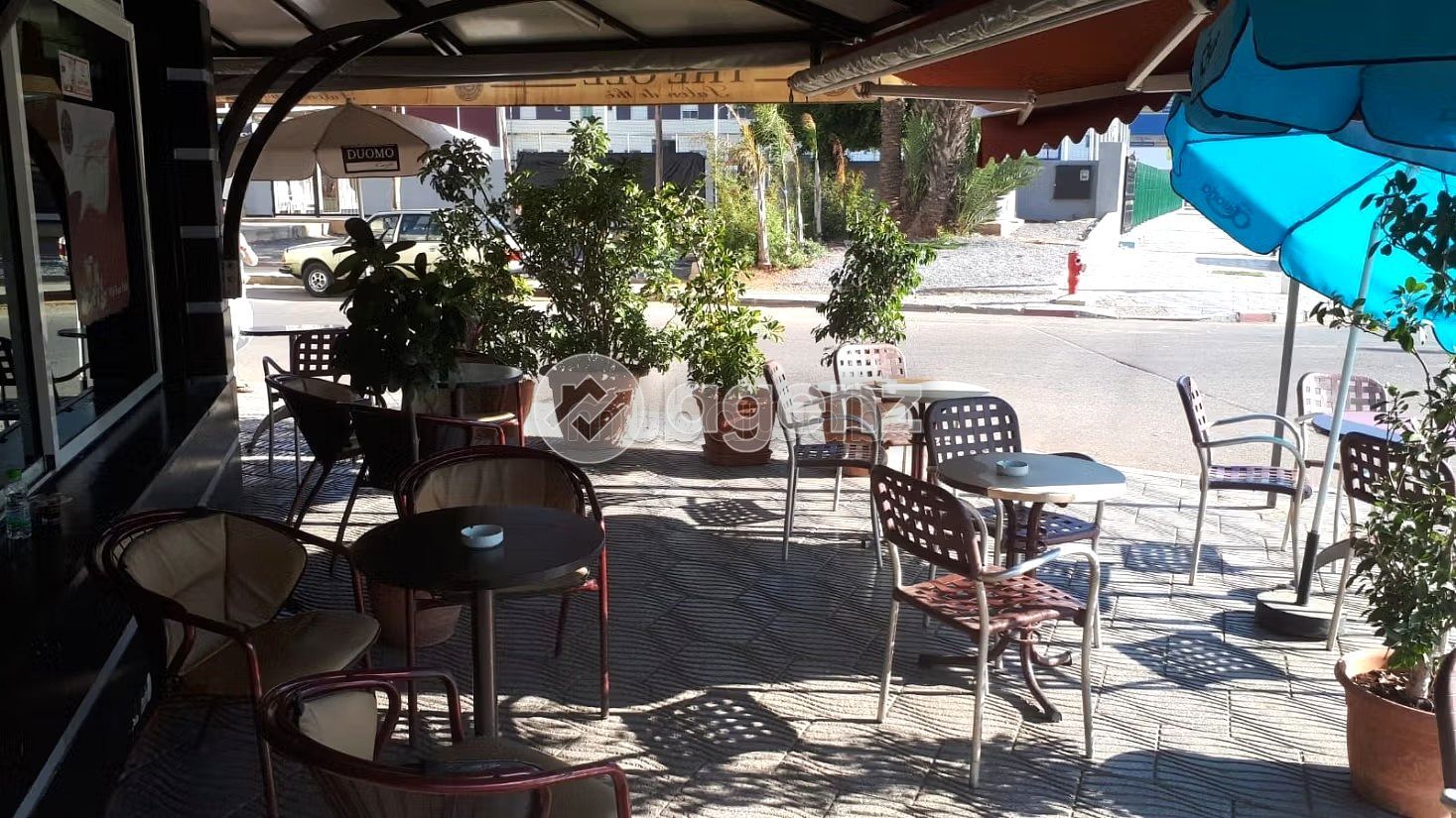 Café à vendre avec mezzanine et 3 façades