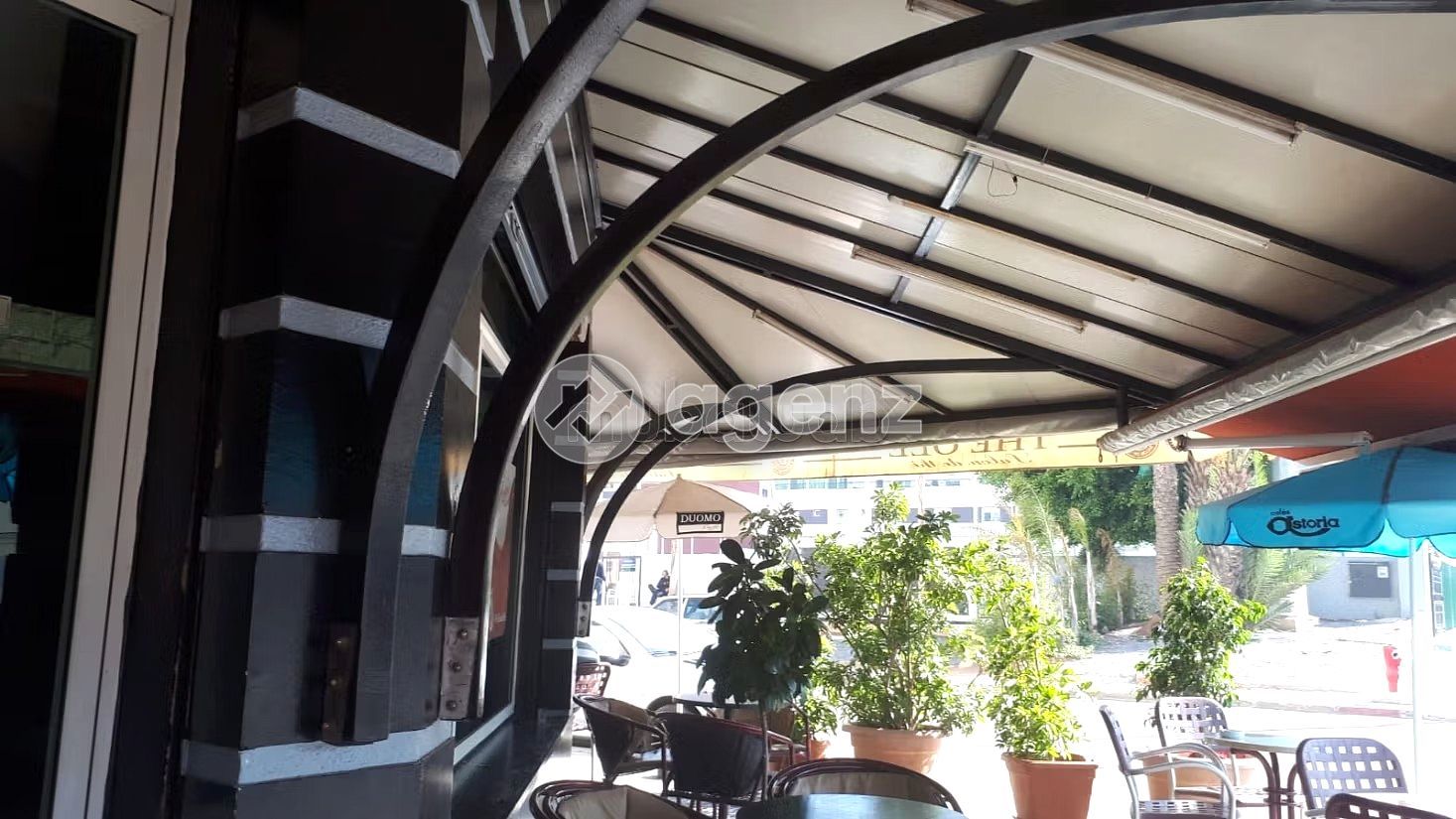 Café à vendre avec mezzanine et 3 façades — 2