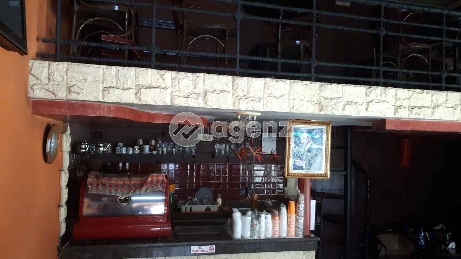 Café à vendre avec mezzanine et 3 façades — 3