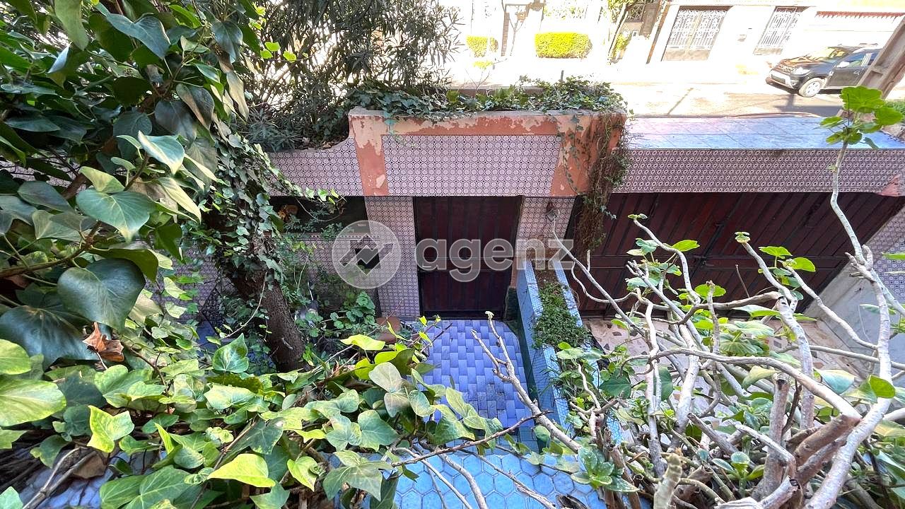 VILLA À FORT POTENTIEL AVEC JARDIN ET MULTIPLES ESPACES DE VIE