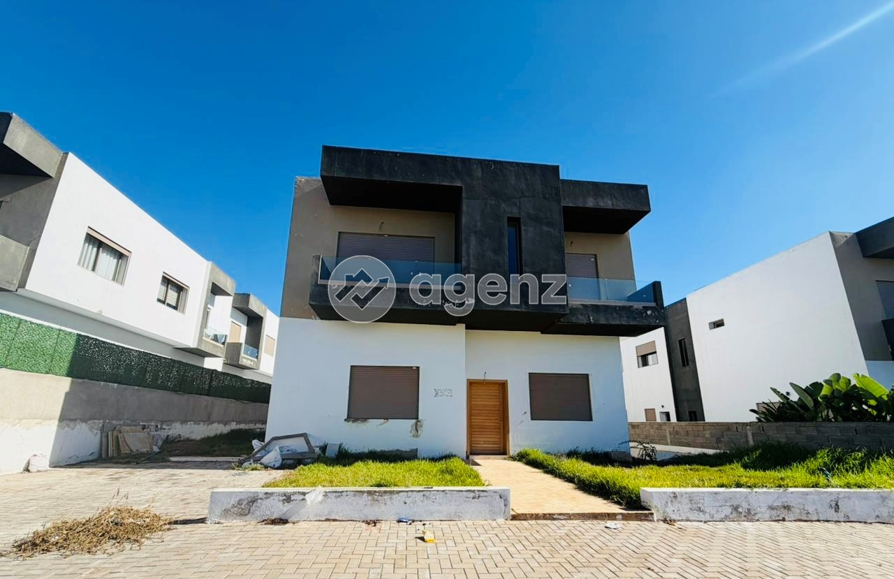Villa de 330m2 avec piscine privative à vendre à Bouskoura
