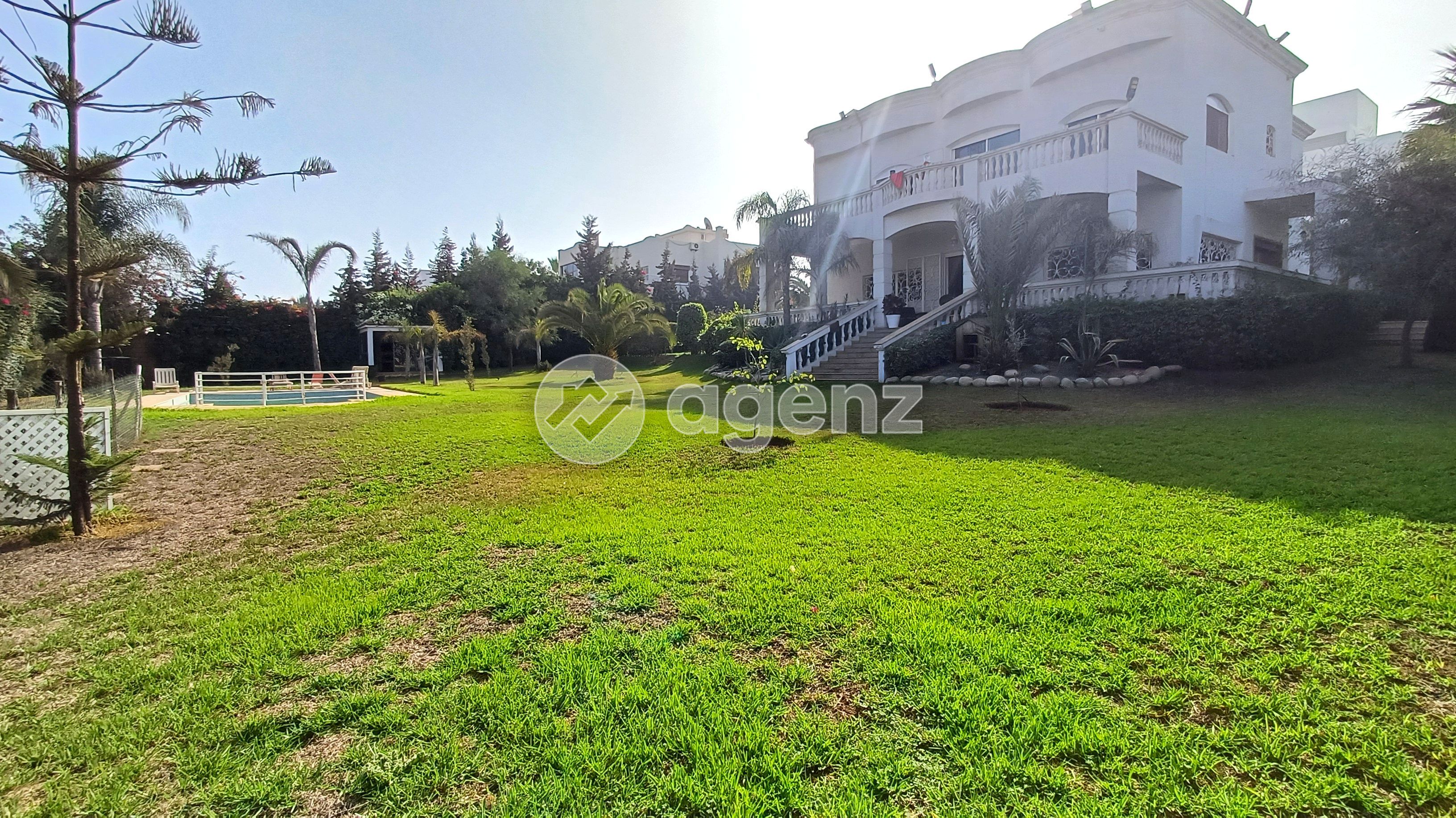 PRESTIGIEUSE VILLA AVEC PISCINE SUR 2 600 M² DE TERRAIN – CALIFORNIE — 2