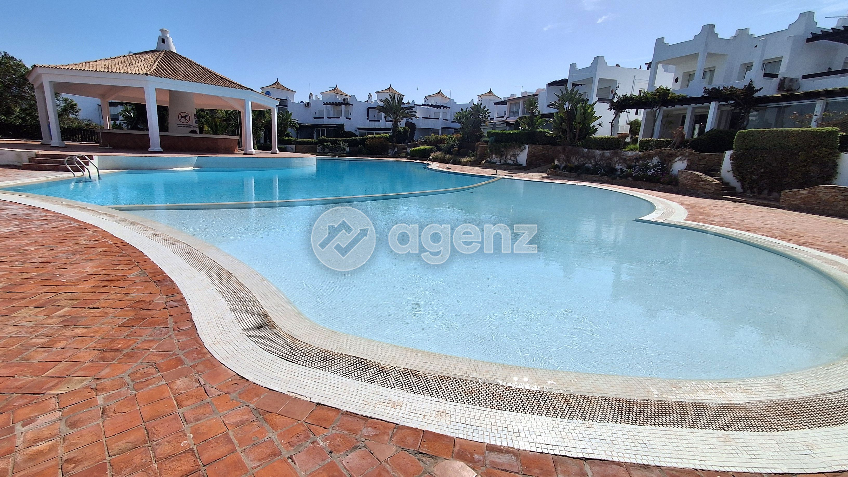 VILLA DANS UNE RÉSIDENCE FERMÉE AVEC PISCINE — 2