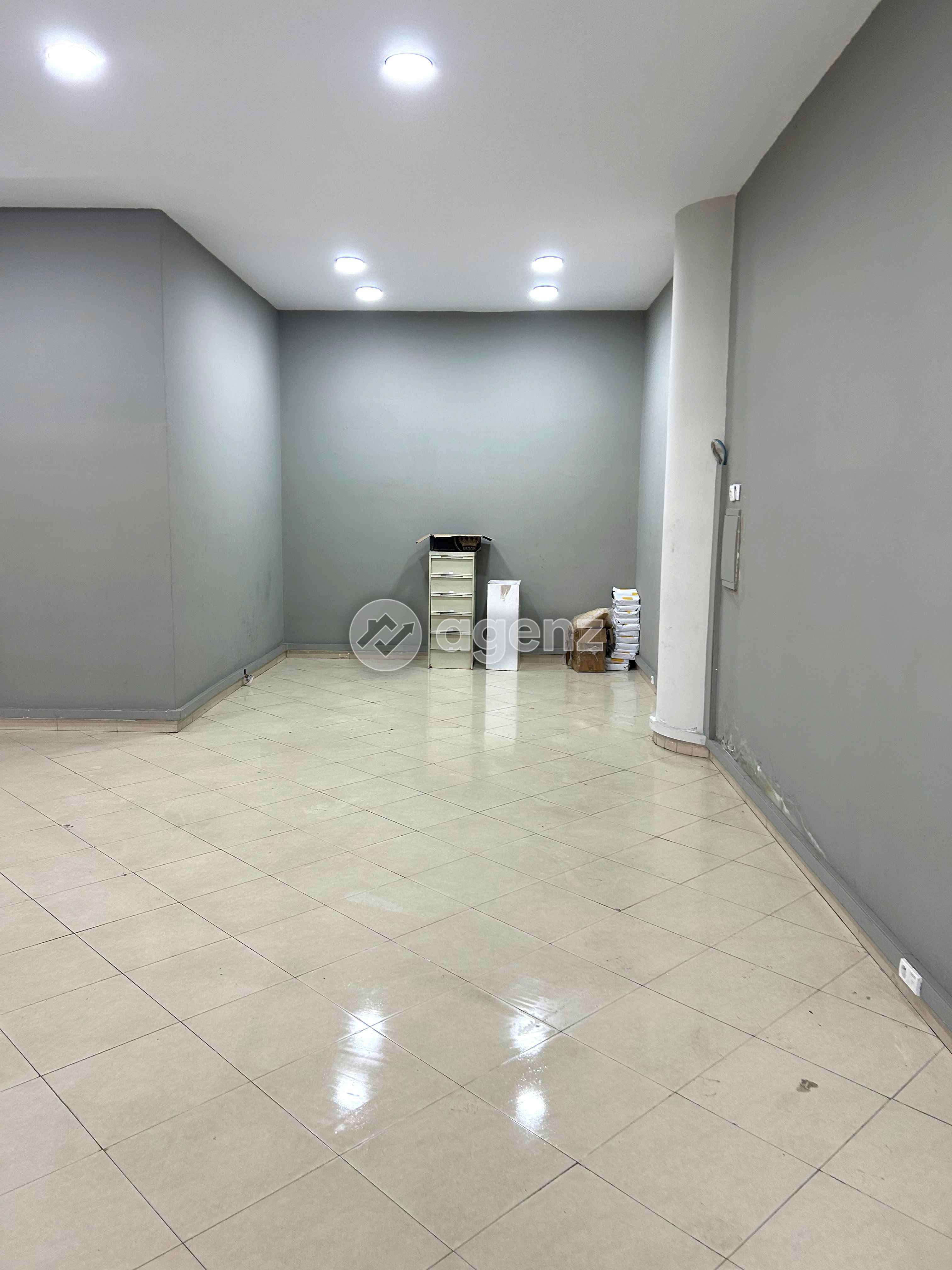 Commerce à vendre à Ghandi mall — 2