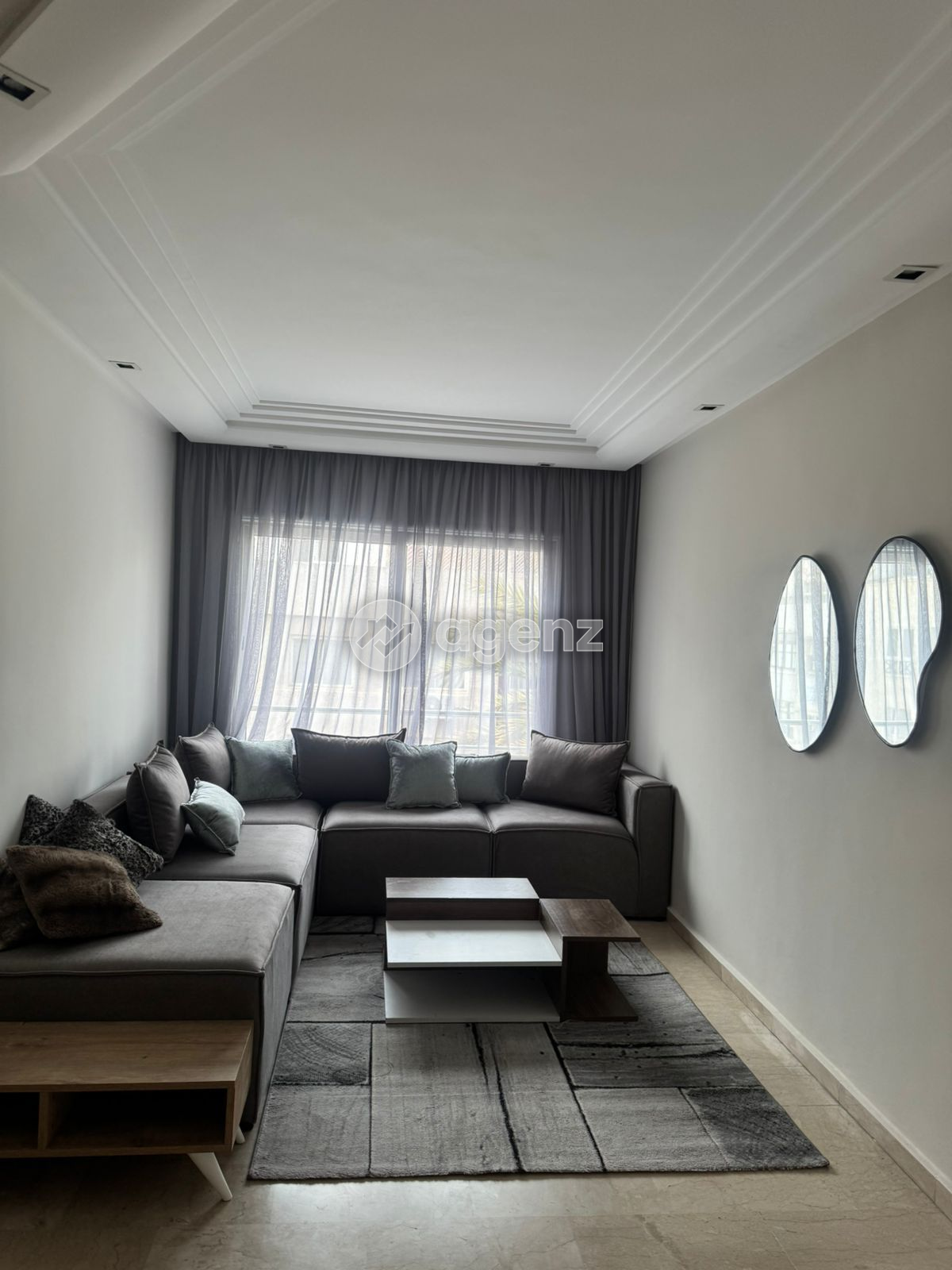 Description
📍 Emplacement idéal : En plein cœur du Maarif, à proximité immédiate des commerces, restaurants, cafés et axes principaux.

✨ Description :
Magnifique studio meublé entièrement rénové et fraîchement repeint, offrant un cadre de vie moderne, lumineux et fonctionnel.

L’appartement se compose de :
• 🛋️ Un salon élégant et lumineux avec coin séjour
• 🍽️ Un espace salle à manger convivial
• 🛏️ 2 chambres confortables avec rangements
• 🚿 1 salle de bain moderne
• 🍳 Cuisine entièrement équipée (réfrigérateur, lave-vaisselle…)
• 🧺 Machine à laver avec sèche-linge intégré

🧳 Rangements optimisés :
• 3 grands placards intégrés offrant une excellente capacité de stockage

🏢 Résidence :
• Immeuble avec ascenseur
• Concierge

🚗 Atout supplémentaire :
• Place de parking titrée au garage

💡 Les avantages du bien :
• Très lumineux
• Mobilier moderne et de qualité
• Prêt à vivre (aucun travaux à prévoir)
• Idéal pour couple, expatrié ou jeune actif