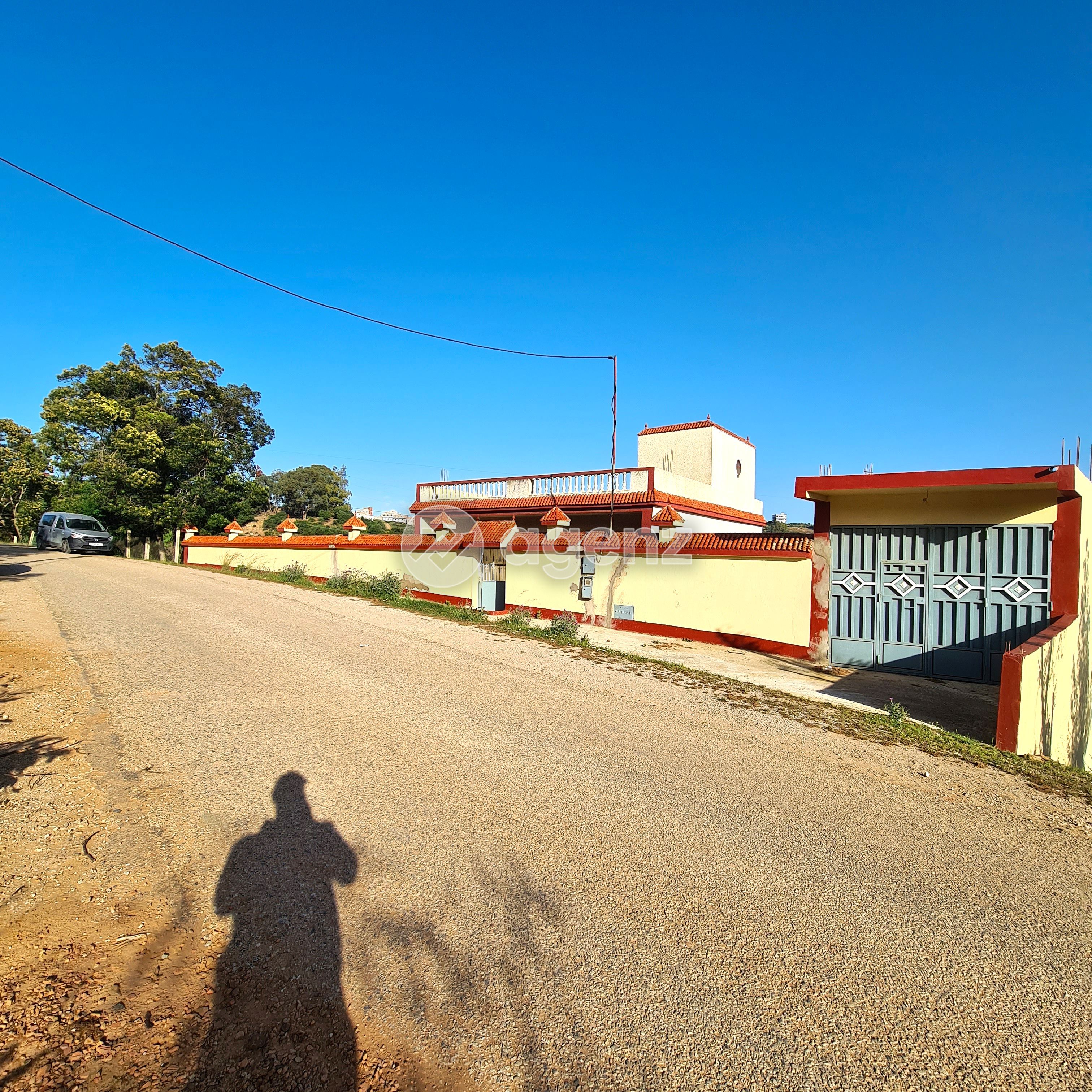 Terrain agricole avec un titre de propriété et une maison moderne à vendre à Ain Dalia, Tanger.