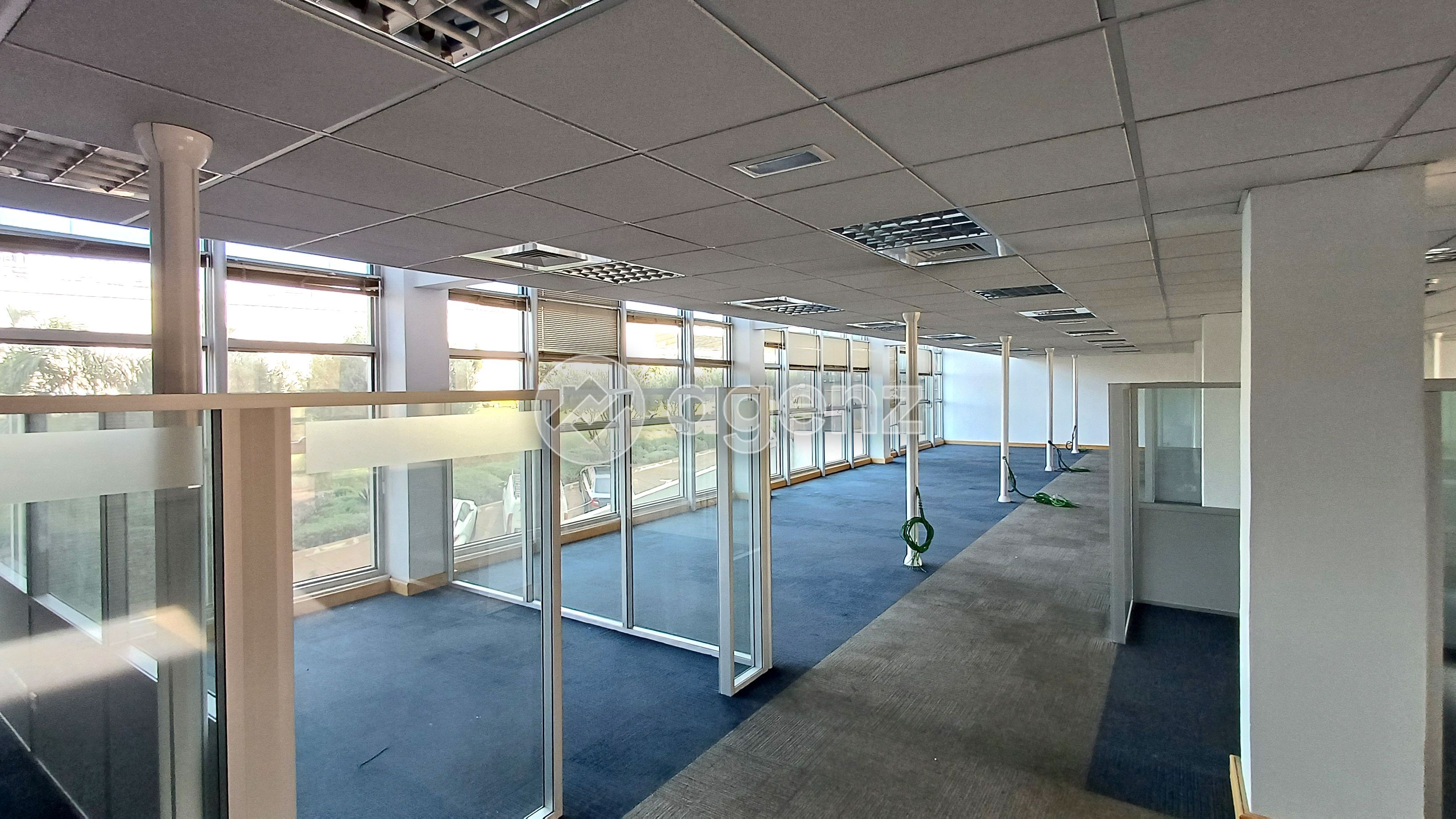 LOCAL COMMERCIAL NEUF ET POLYVALENT AMENAGÉ EN BUREAUX - ZÉNITH — 2