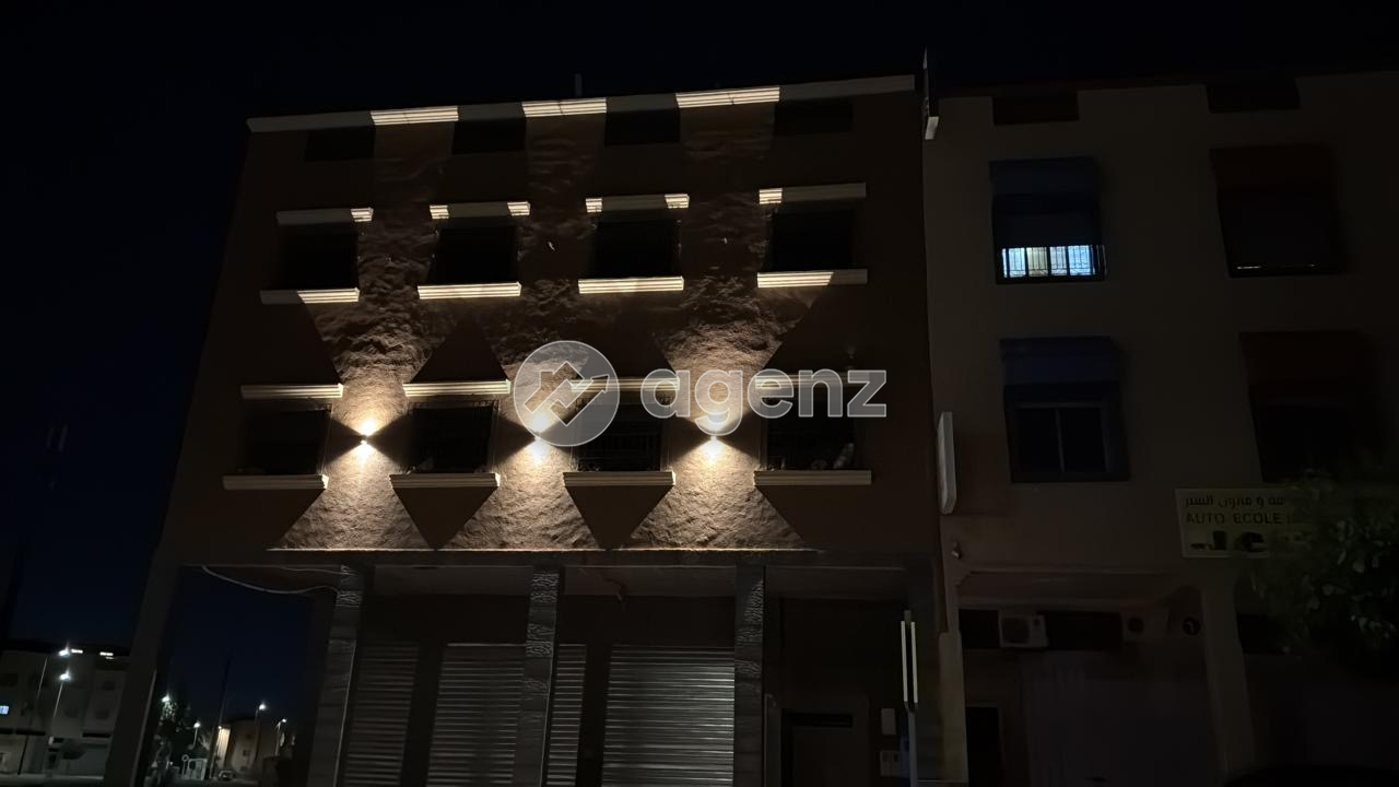 Une maison exceptionnelle de 5 chambres, deux étages et 2 locaux commerciaux à vendre à Mahamid Abwab Atlas.