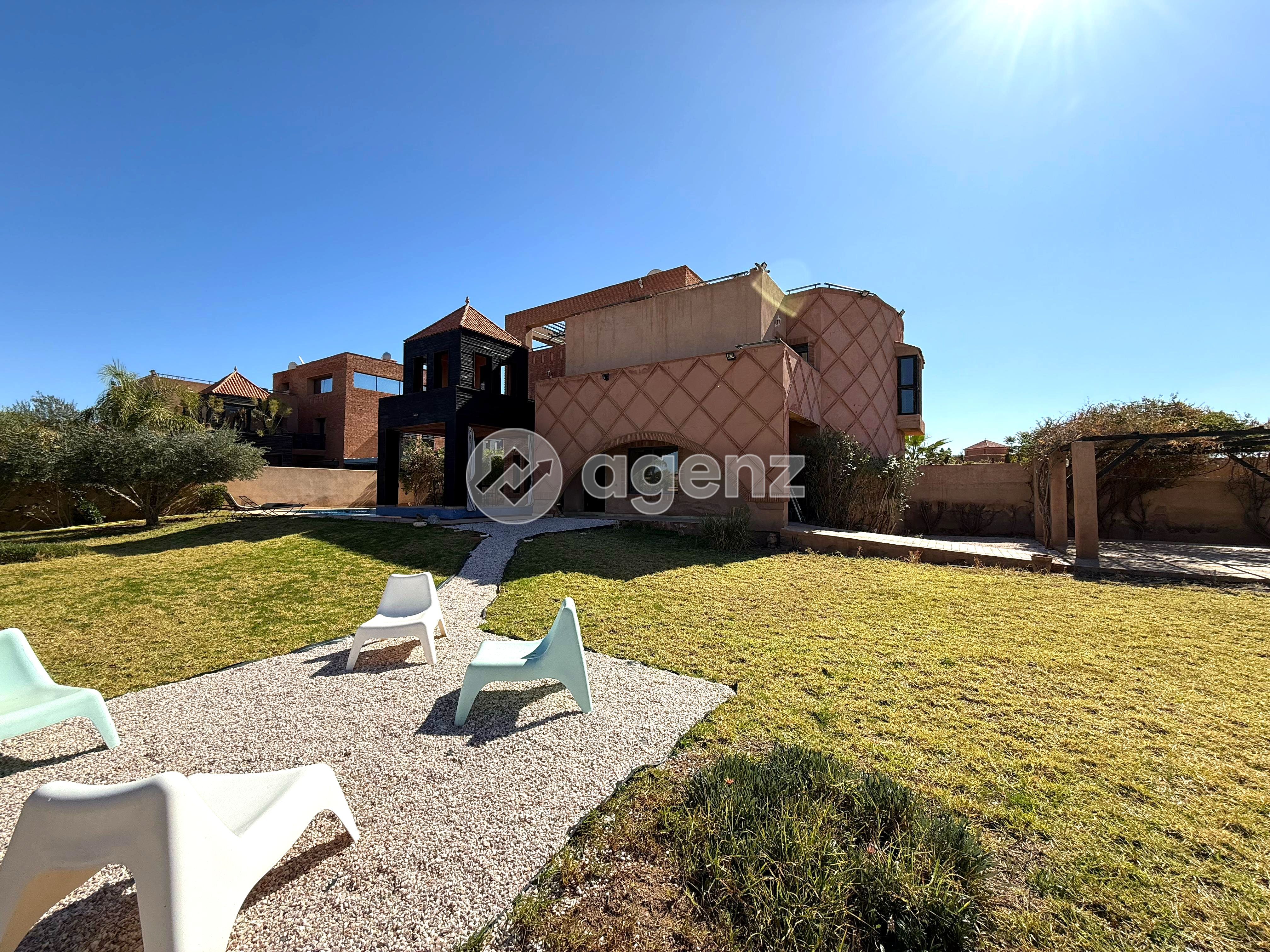 Villa à vendre à Ennakhil (Palmeraie) — 2