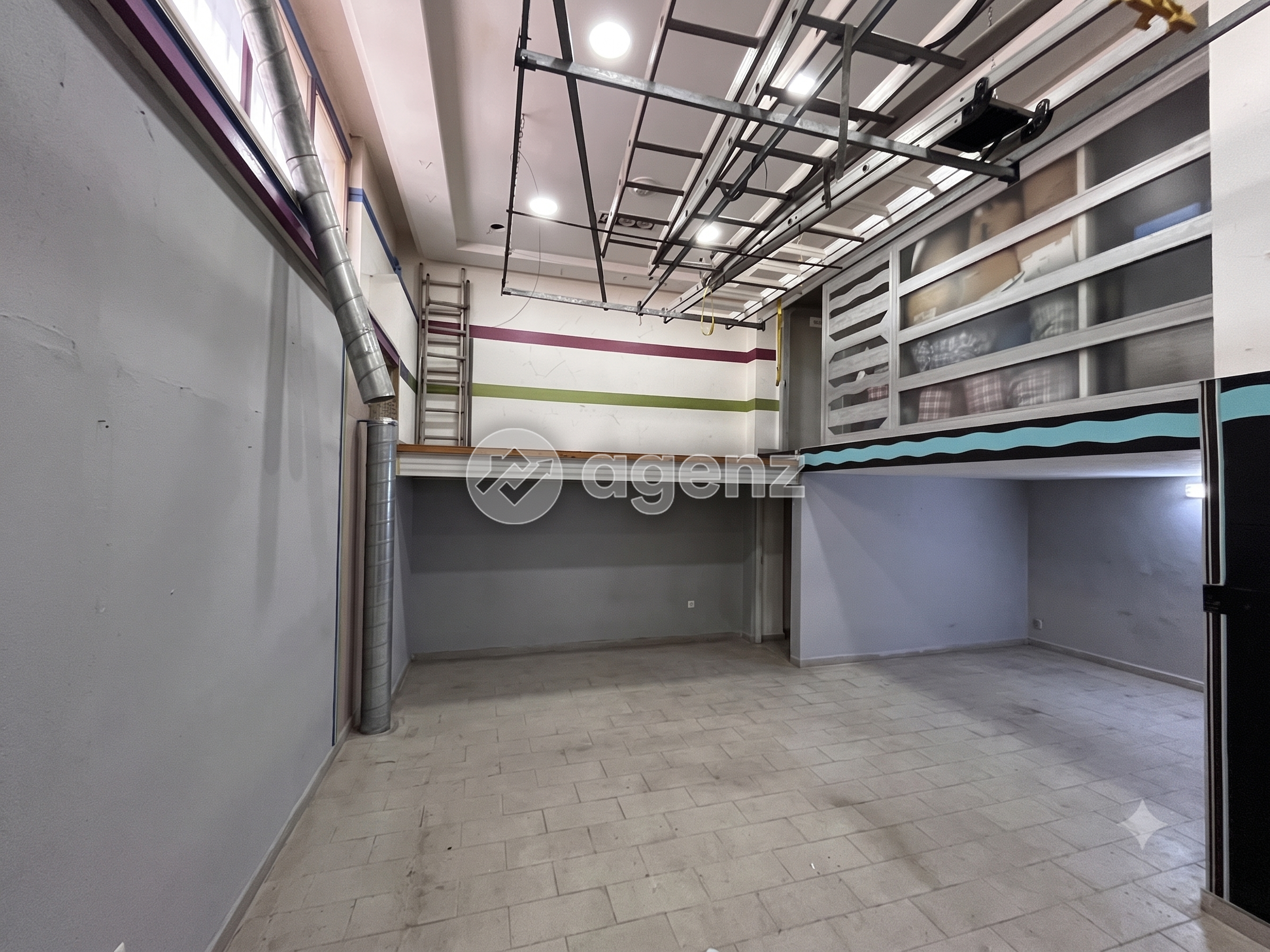 Local commercial à rénover avec mezzanine — Oulfa