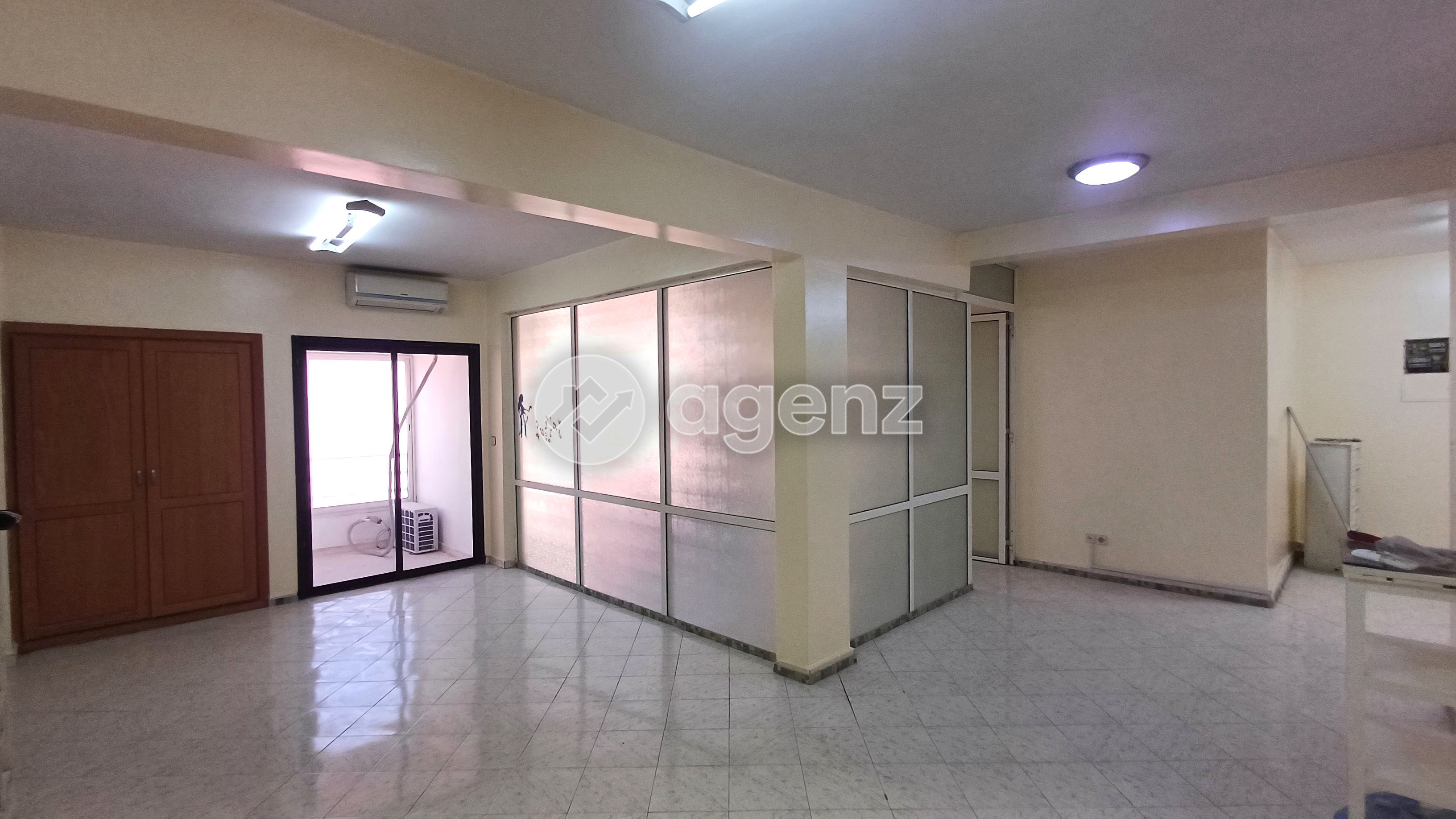 Bureau de 83 m² à Champ de course - Fès
