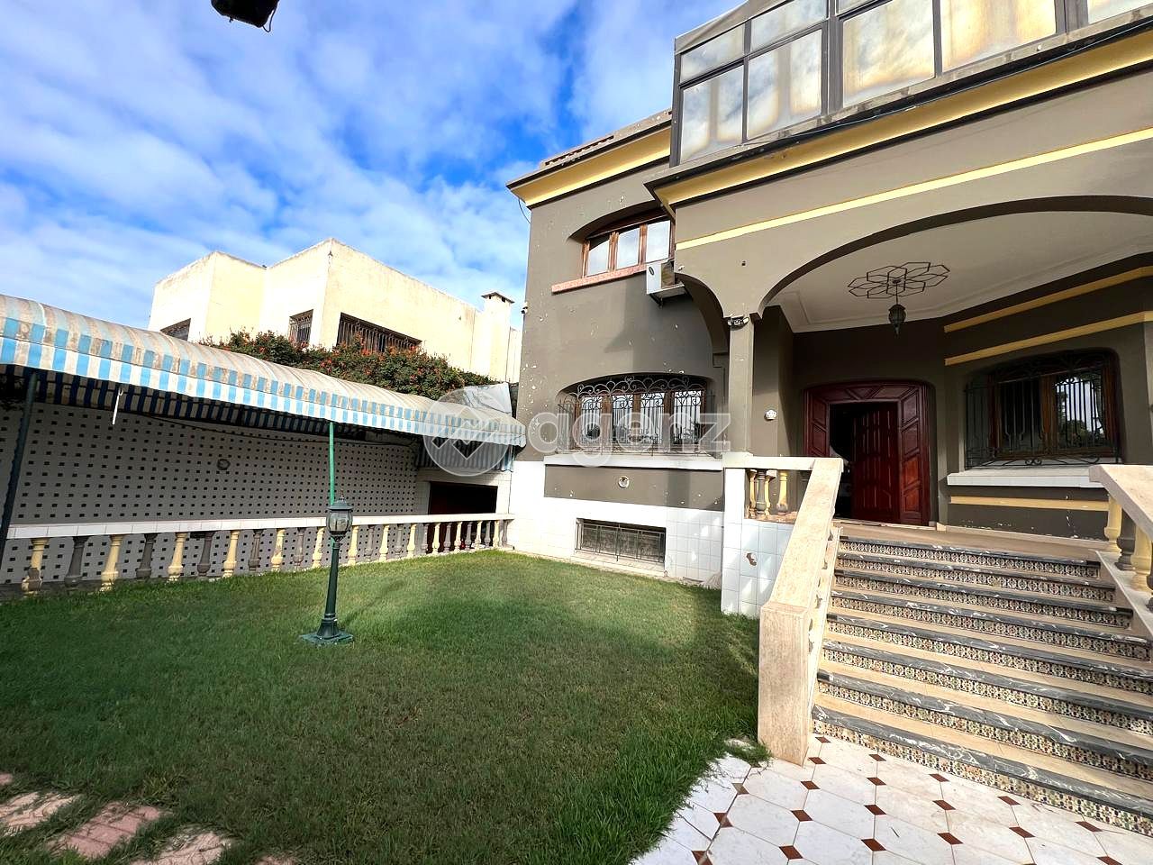 UN EMPLACEMENT DE CHOIX À AIN DIAB – VILLA À USAGE COMMERCIAL