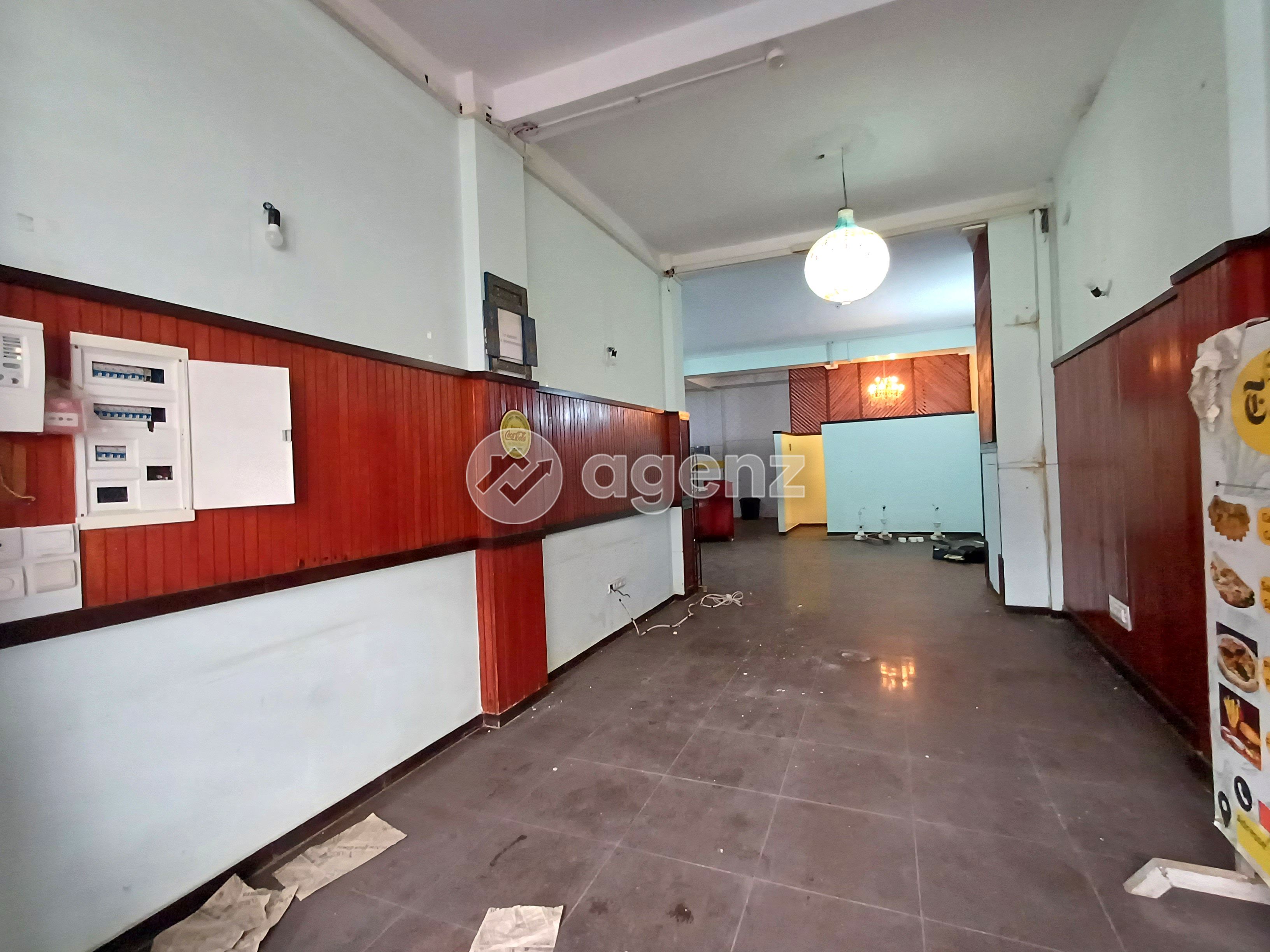 LOCAL À VENDRE AUX PRINCESSES – SECTEUR DYNAMIQUE ET FRÉQUENTÉ — 2