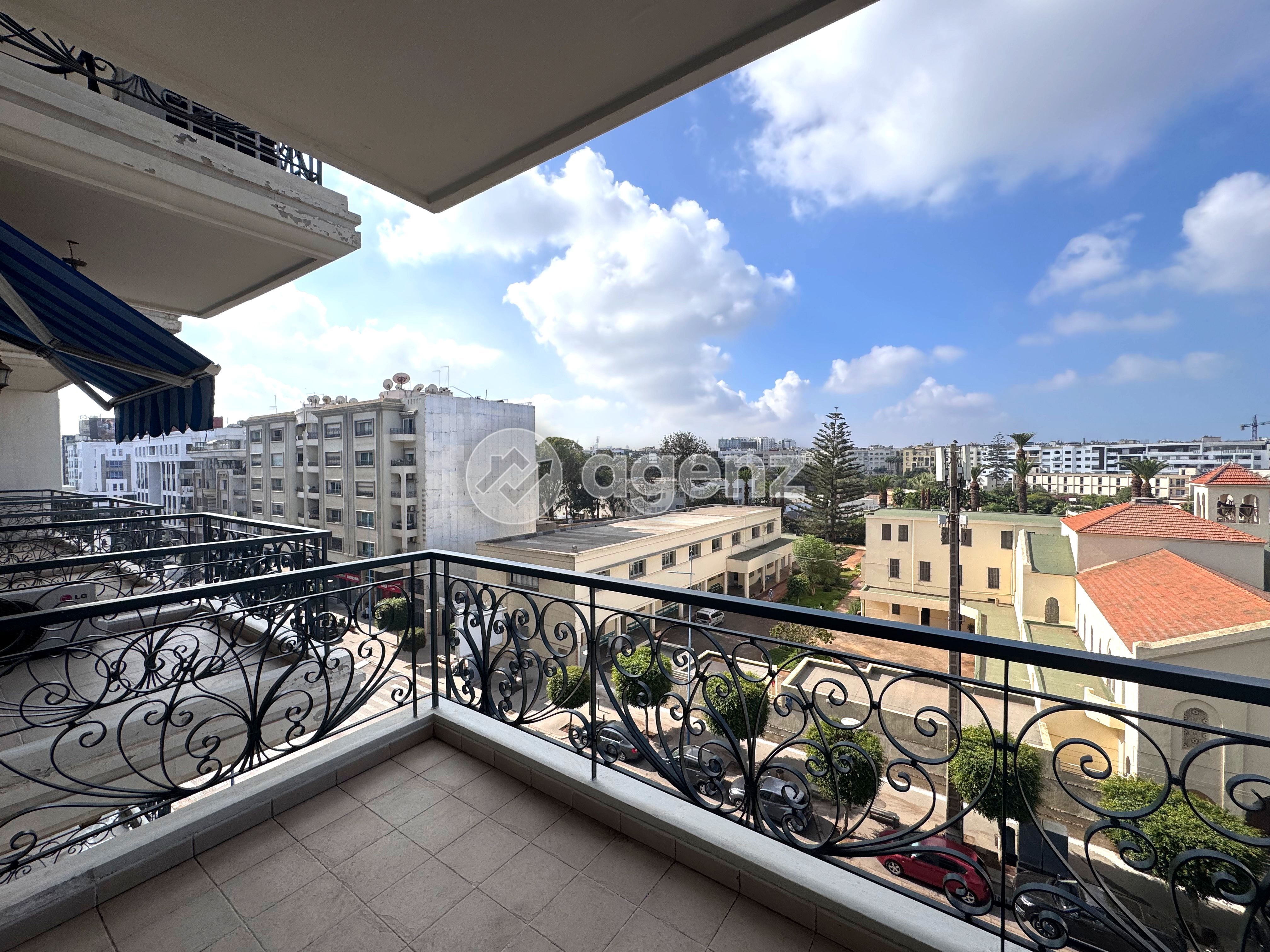 Appartement vide avec terrasse de 3 chambres à louer à au triangle d’or 
