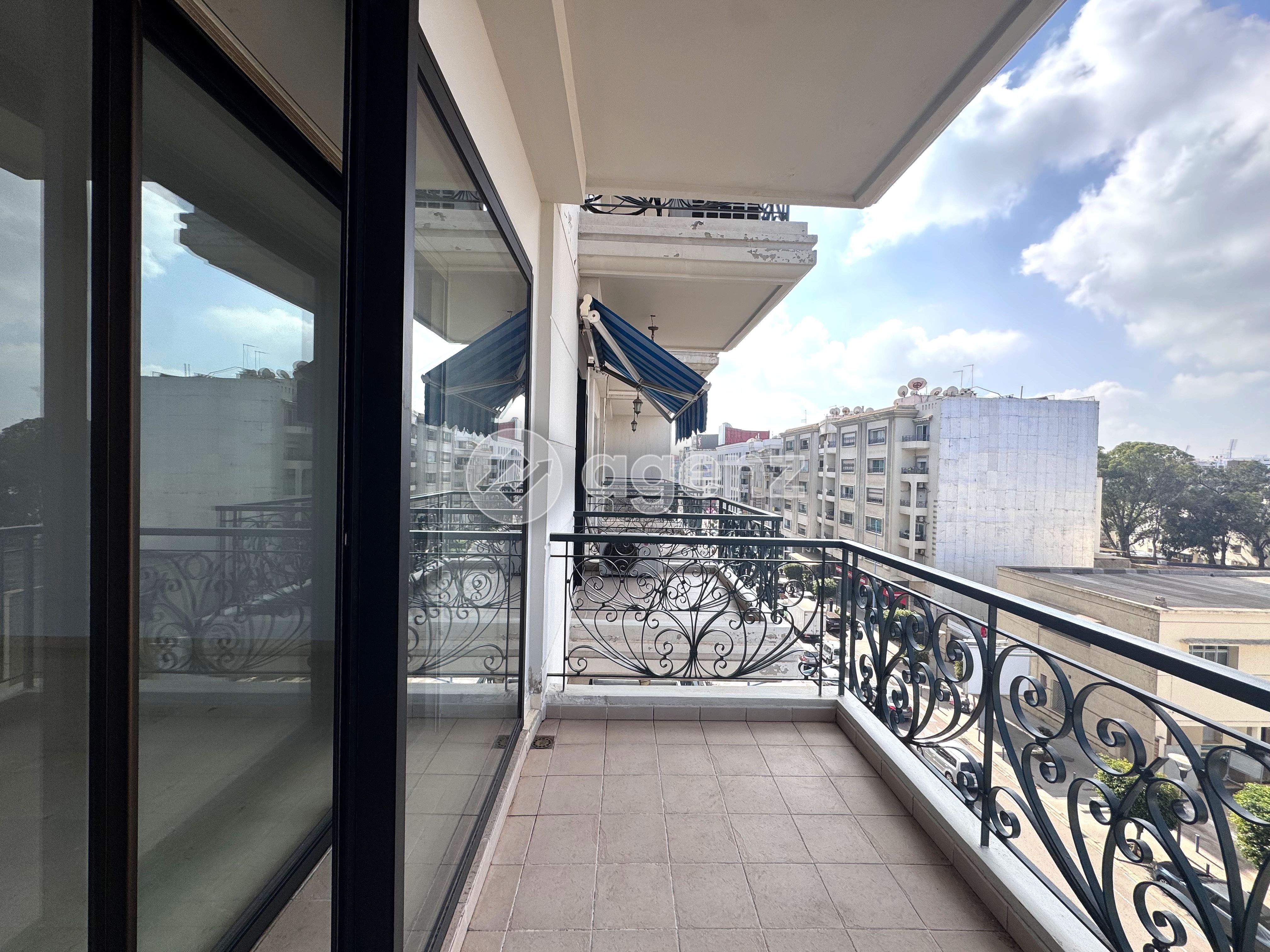 Appartement vide avec terrasse de 3 chambres à louer à au triangle d’or  — 2