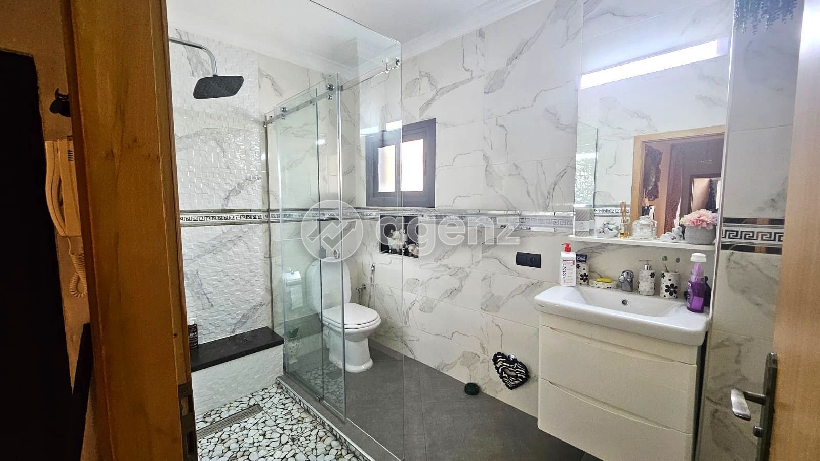 VIVEZ DANS UN APPARTEMENT SPACIEUX ET BIEN EXPOSÉ — 4