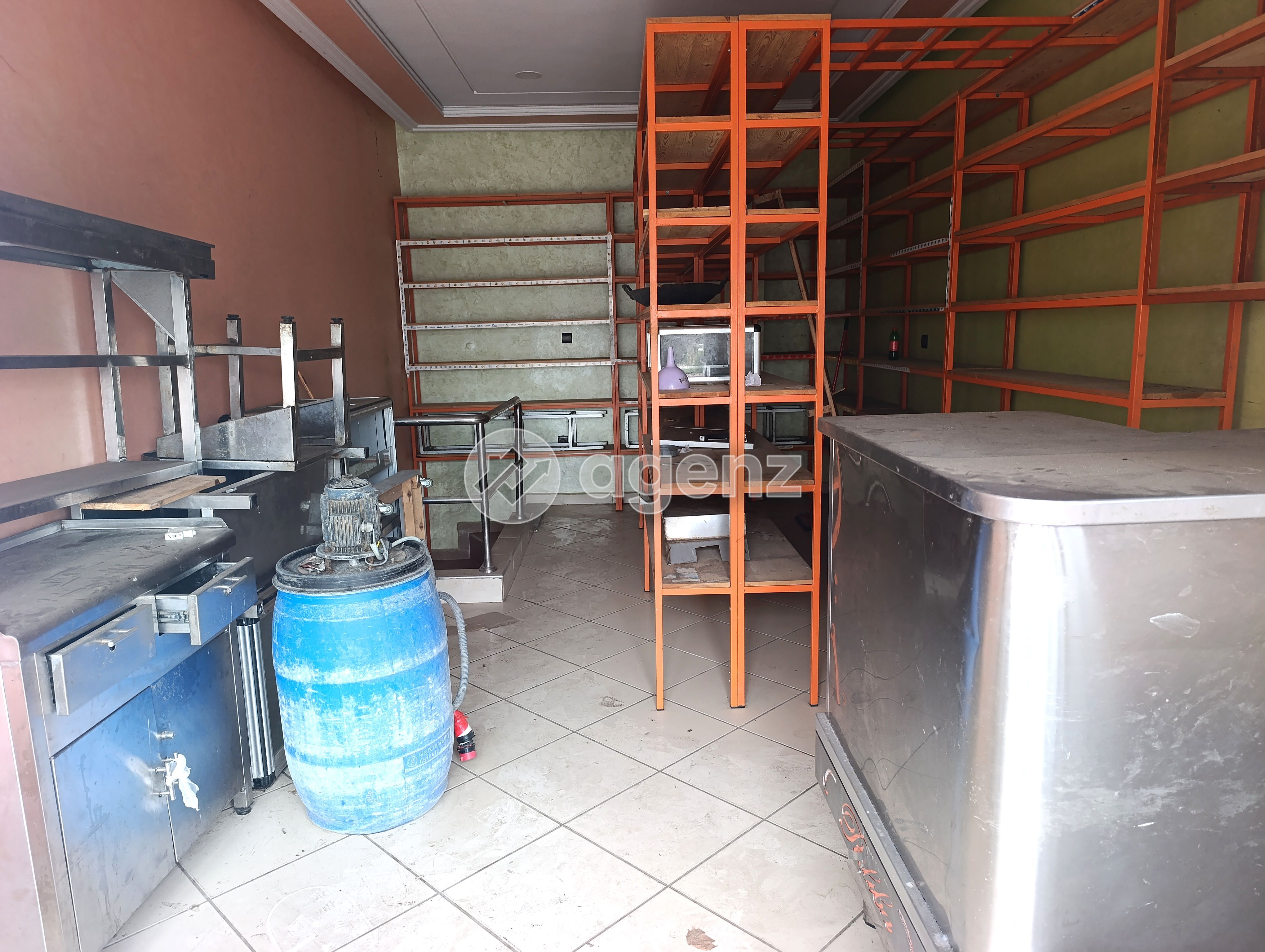 Local commercial à vendre à la ville haute  — 2