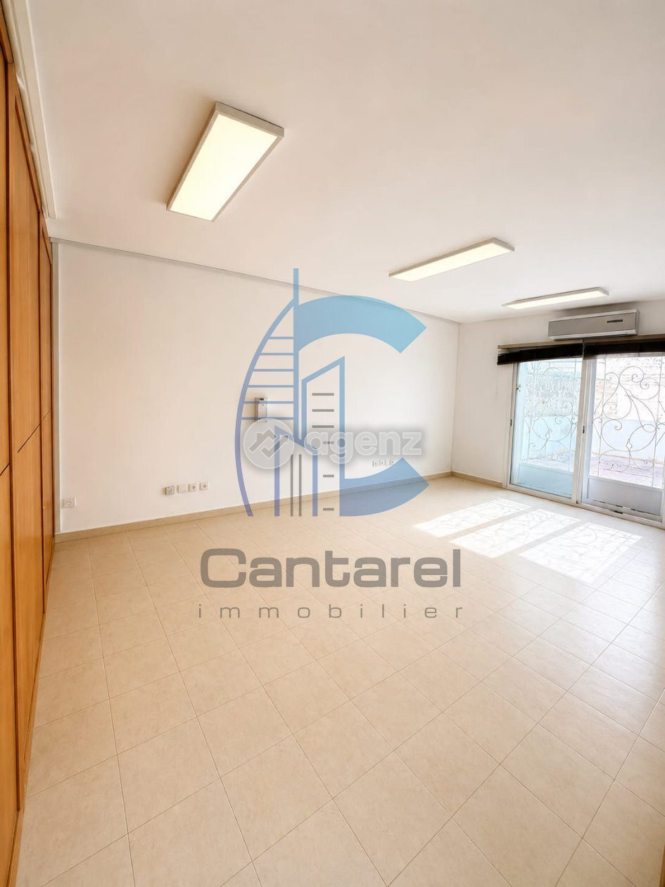 Bureau 155 m² à Hay Alfarah — 2