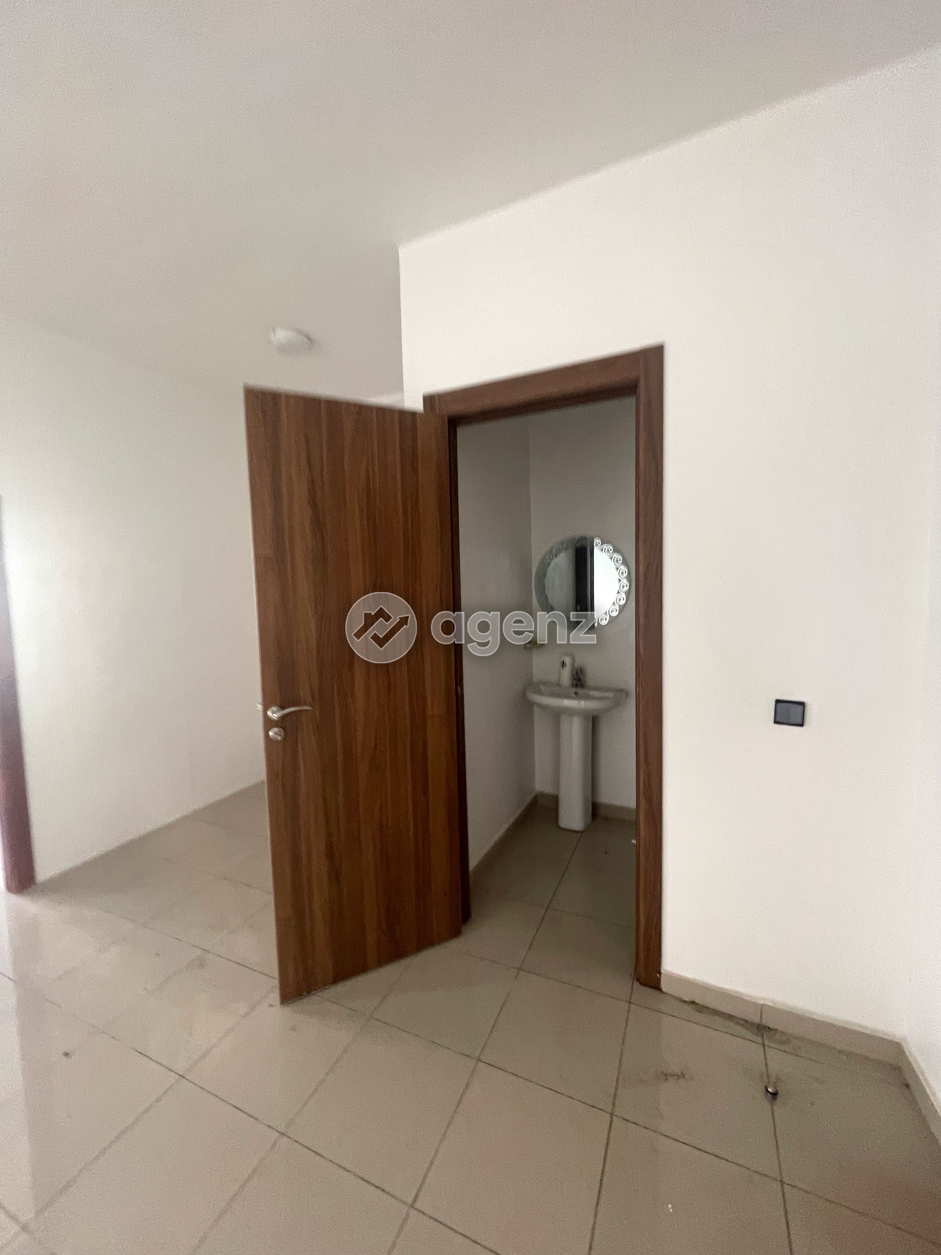 Bureau à vendre dans la rue Moulay Tahami, Portes de l'Oulfa, Casablanca — 2