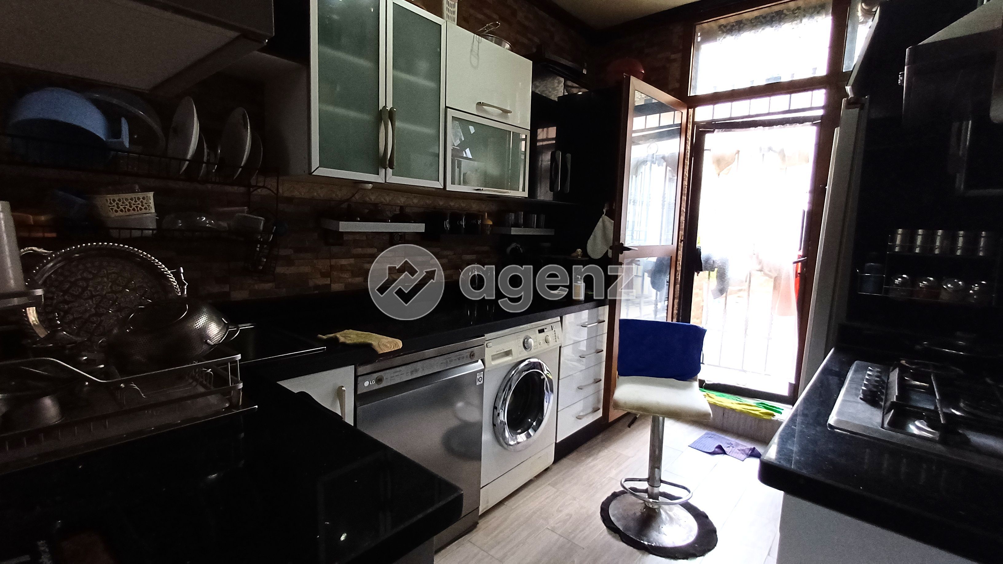 APPARTEMENT LUMINEUX EN PLEIN BOULEVARD À BEAUSITE — 3