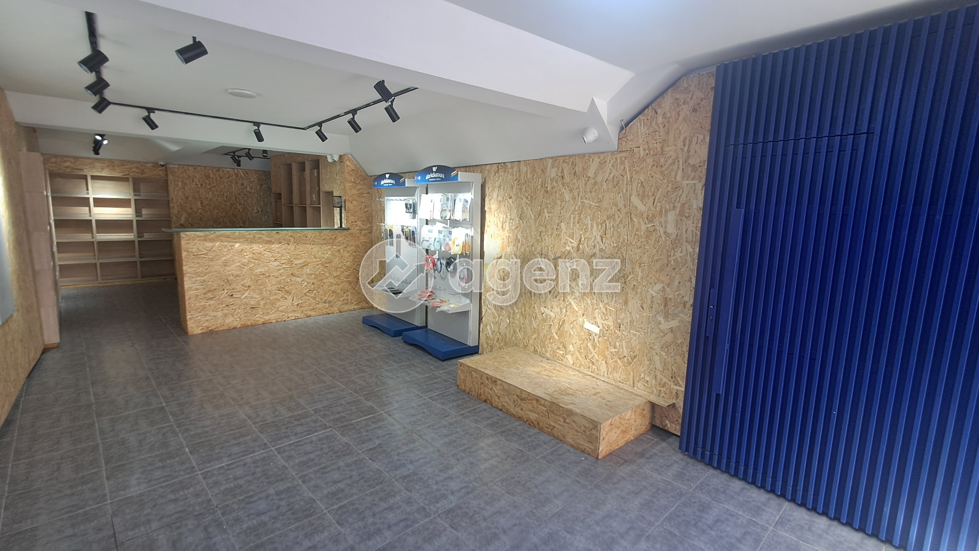 Local commercial avec espace bureau — 2