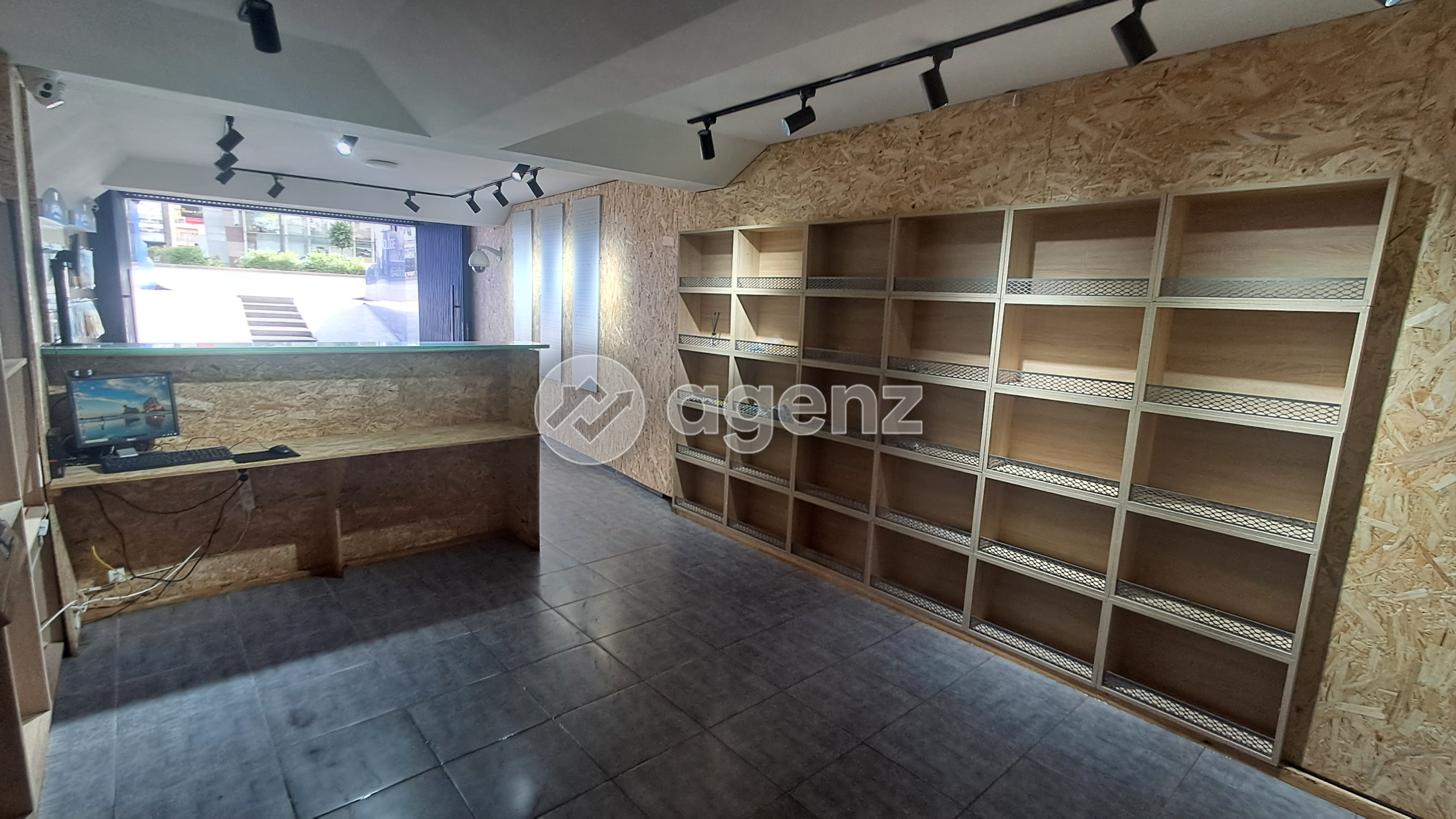 Local commercial avec espace bureau — 4