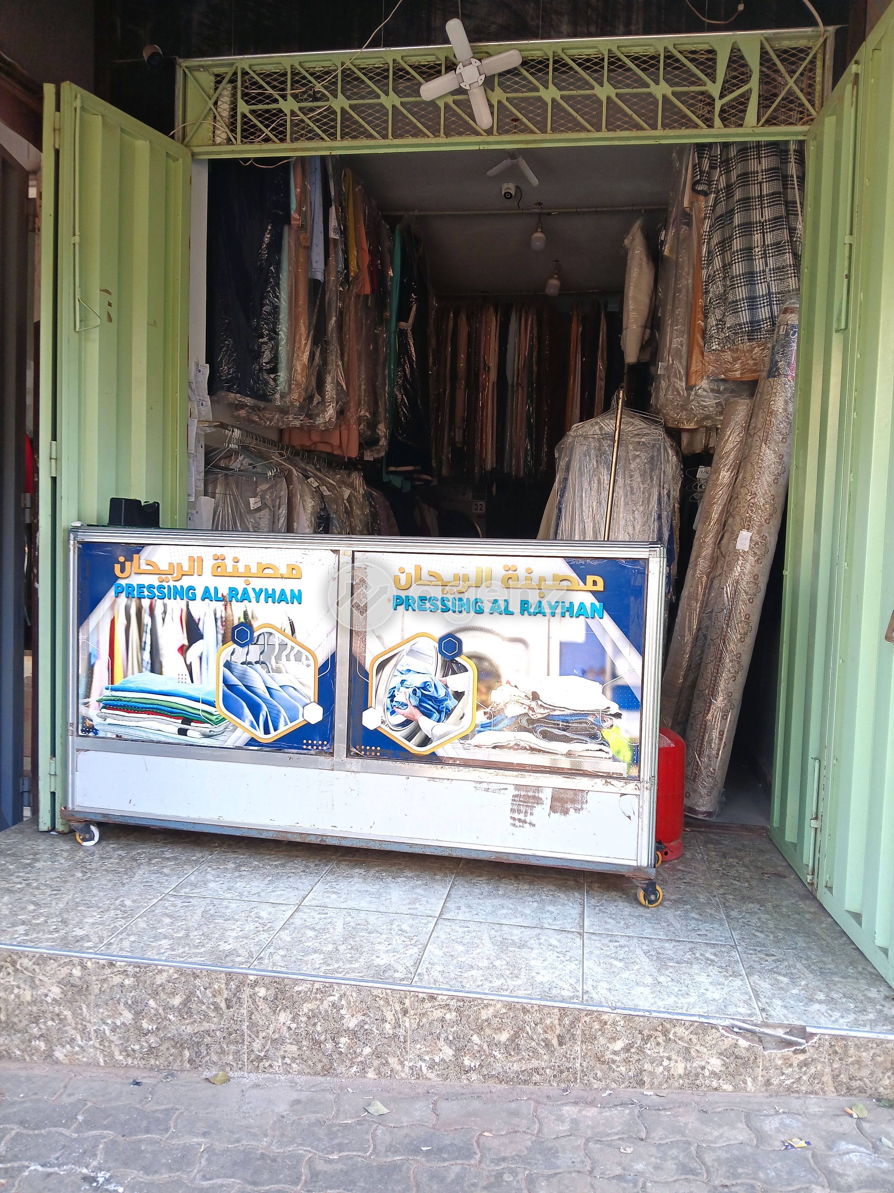 Pressing bien équipé à vendre — 2