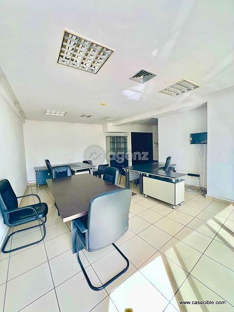 Centre ville: Location bureau meublé en open space de 50 m² dans un immeuble professionnel. — 2