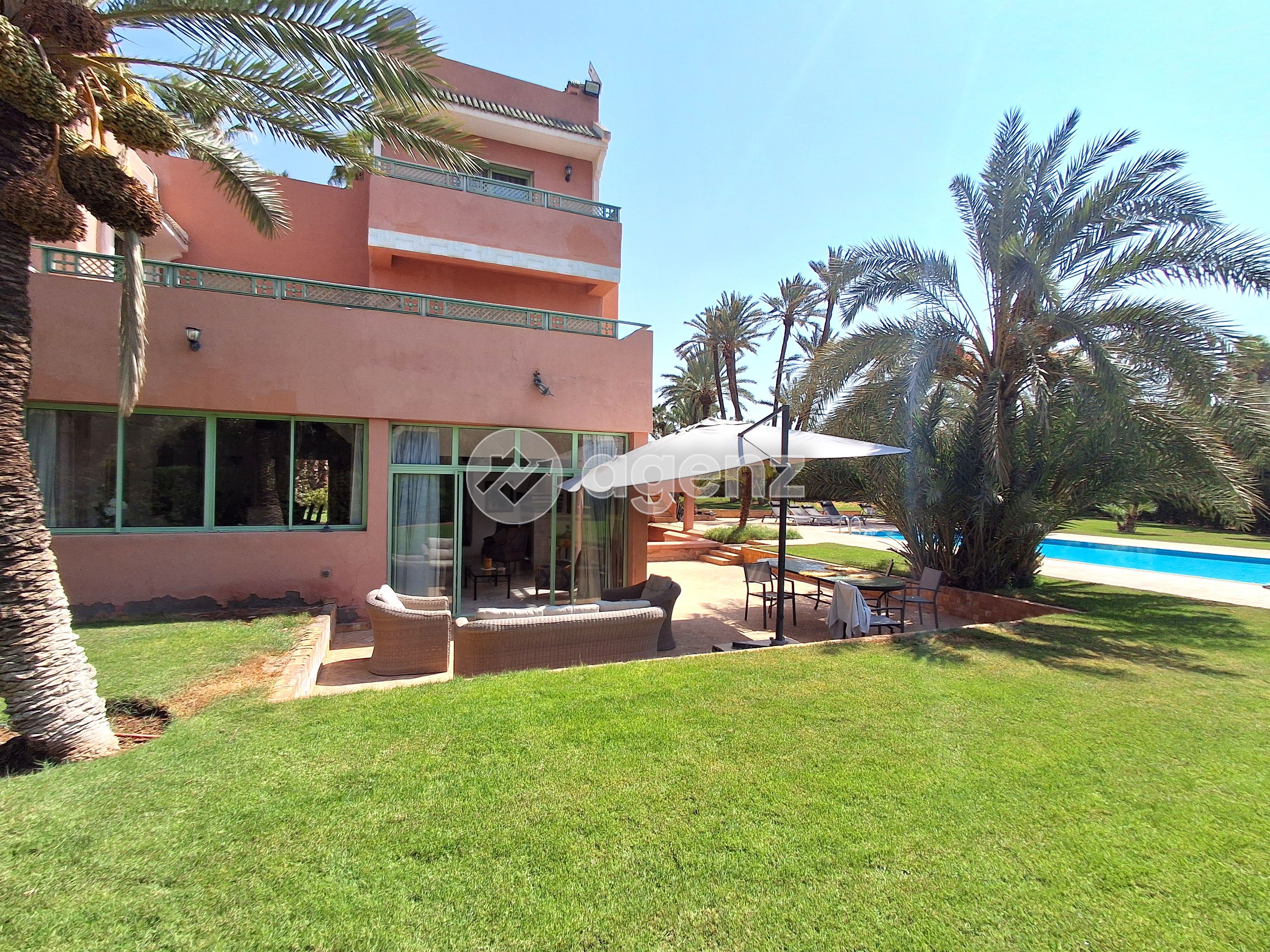 Villa à vendre à Ennakhil (Palmeraie) — 2