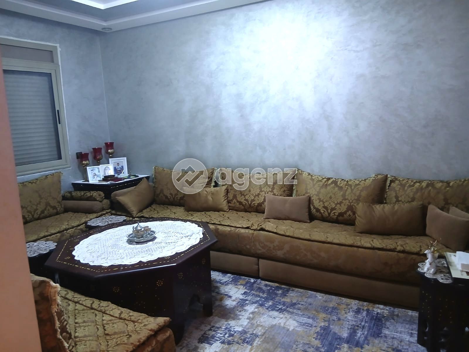 Appartement à vendre dans le logement économique, 64 mètres carrés, dans le quartier La Gemme Verte, près de la préfecture, près de l'arrêt de bus, au troisième étage, deux pièces, un salon, une cuisine et une salle de bains, balcon, lumière du jour tout au long de la journée, résidence sécurisée avec caméras.