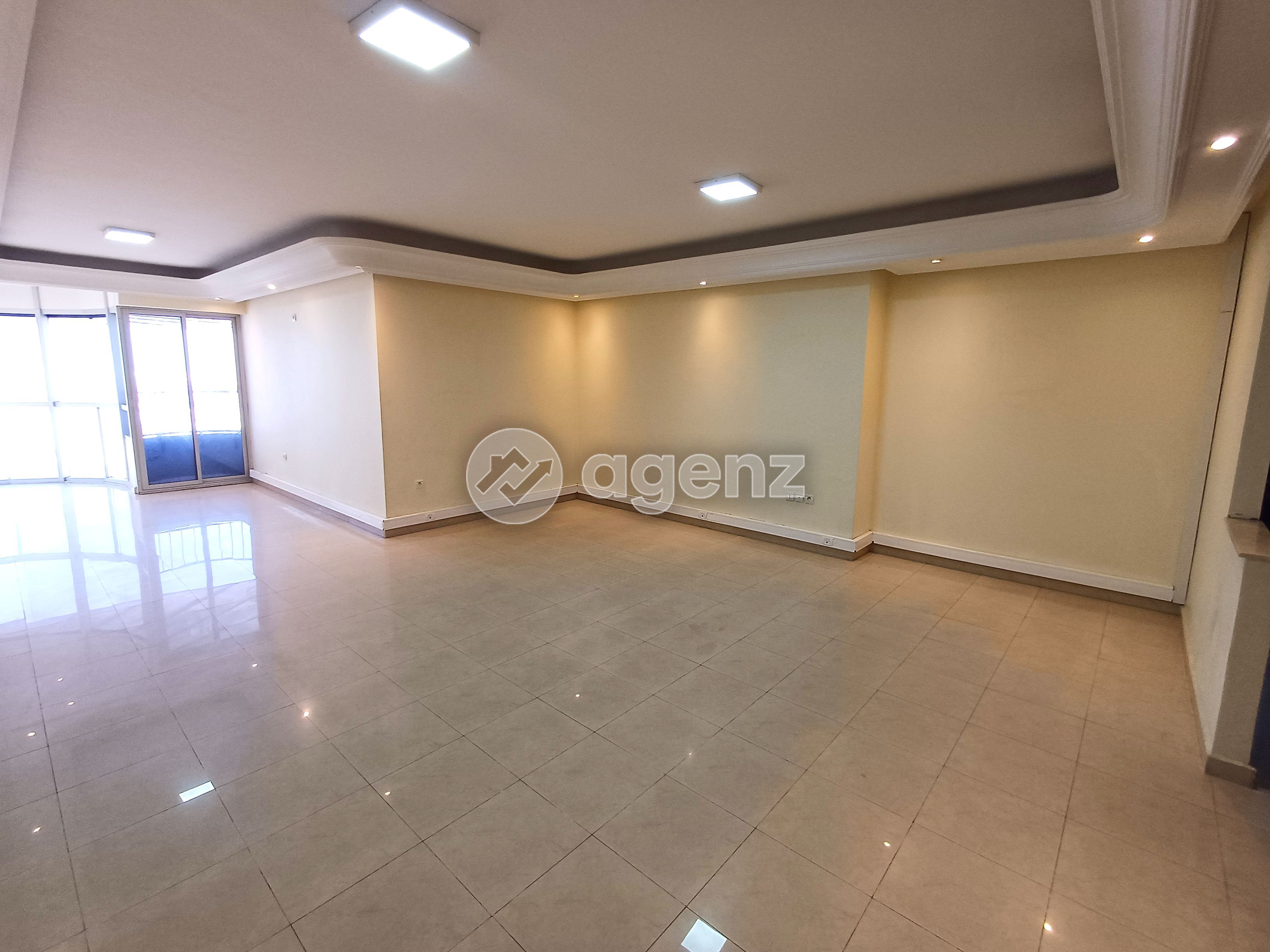 BUREAU MODERNE À CASABLANCA – CONFORT ET LUMINOSITÉ