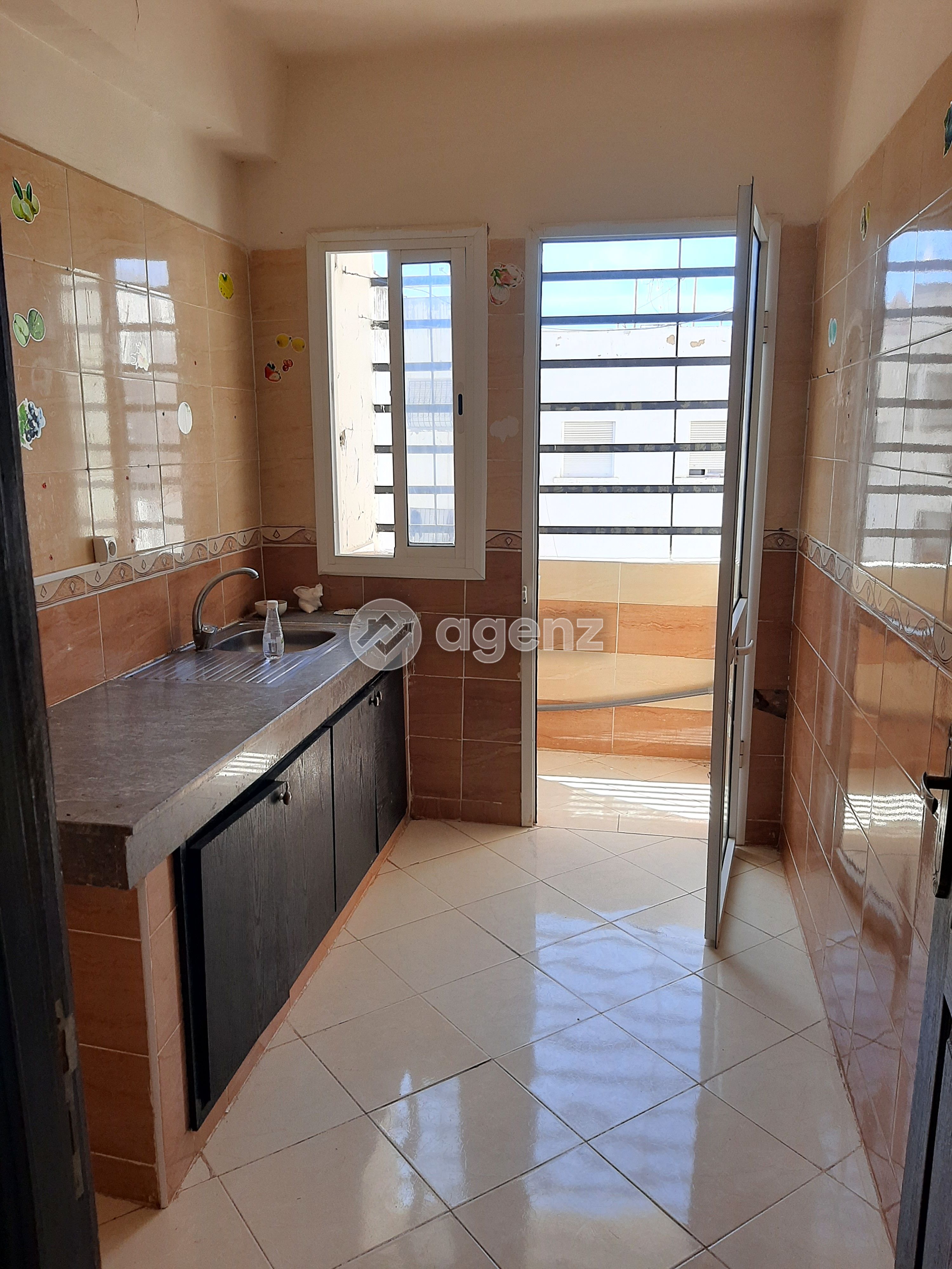 Exceptionnel Appartement de 3 chambres alhamd 1 ain atiq bien ensoleillé, immeuble donne sur la rue principale 10min de la plage (petit Val-d'Or) . — 5
