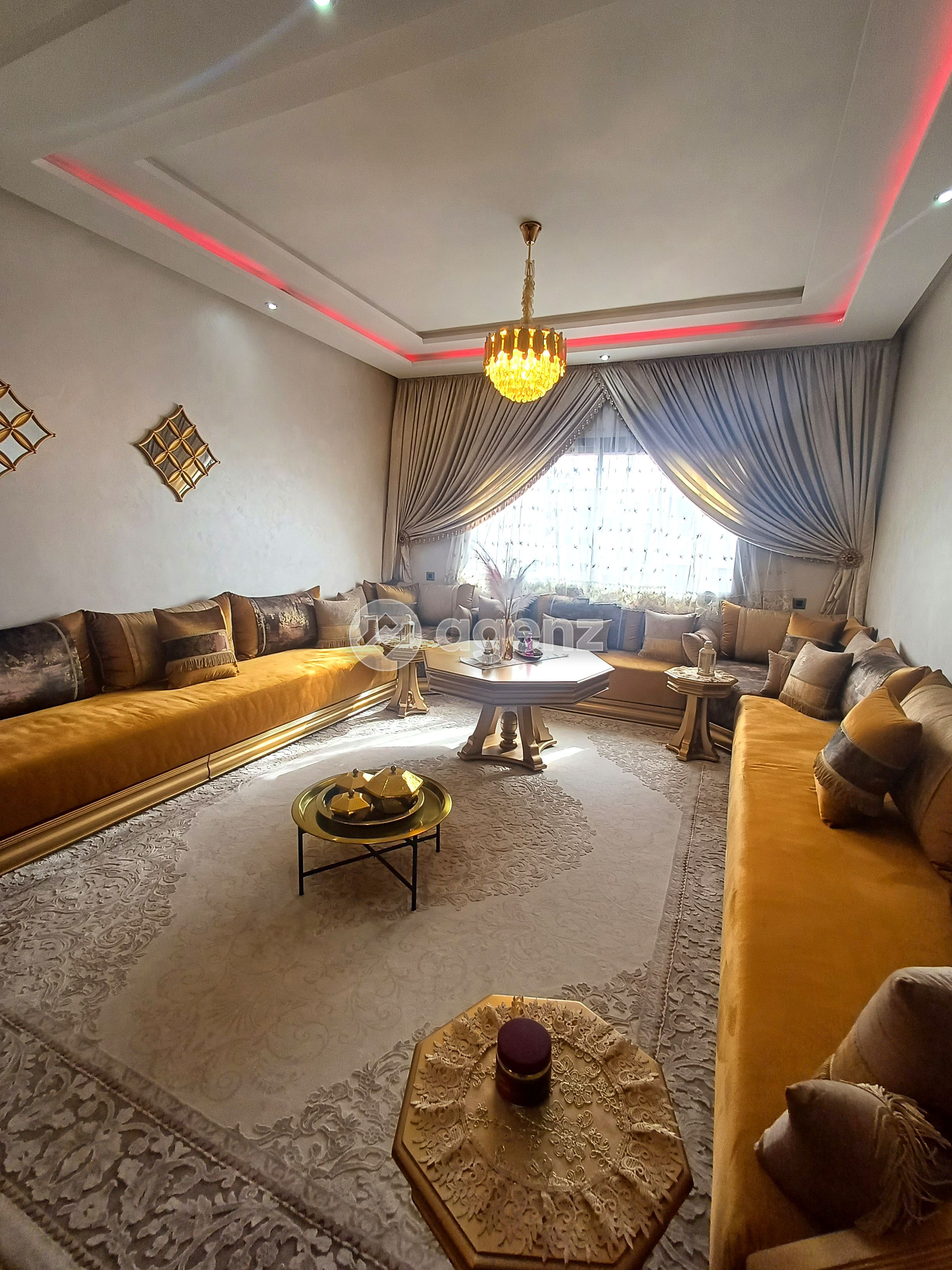 UN INTÉRIEUR CHALEUREUX OÙ CHAQUE DÉTAIL INSPIRE LE BIEN-ÊTRE
