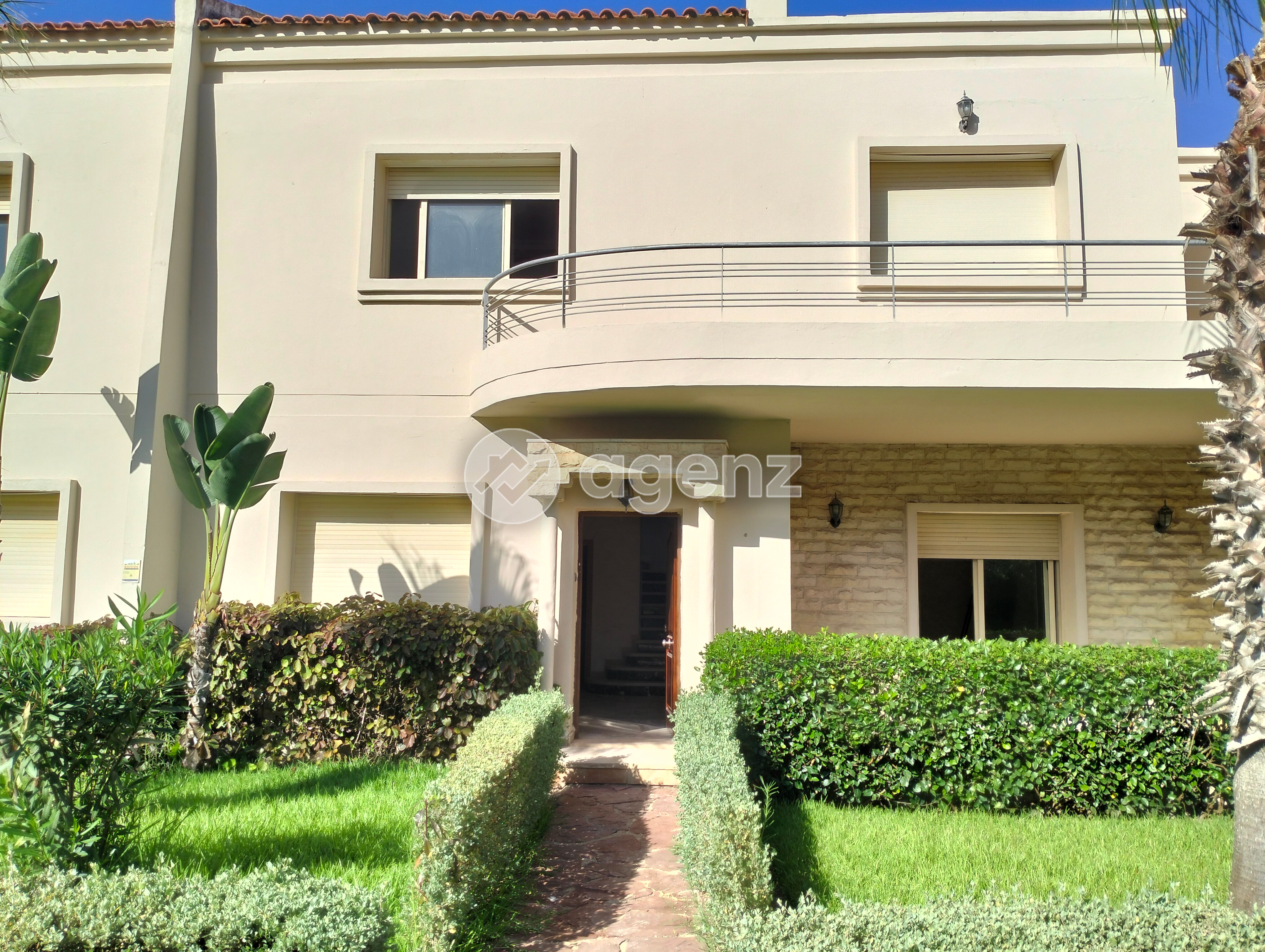 Superbe Villa de 3 chambres  à vendre 3 salles de bains cuisine équipée terrasse et balcon  — 3