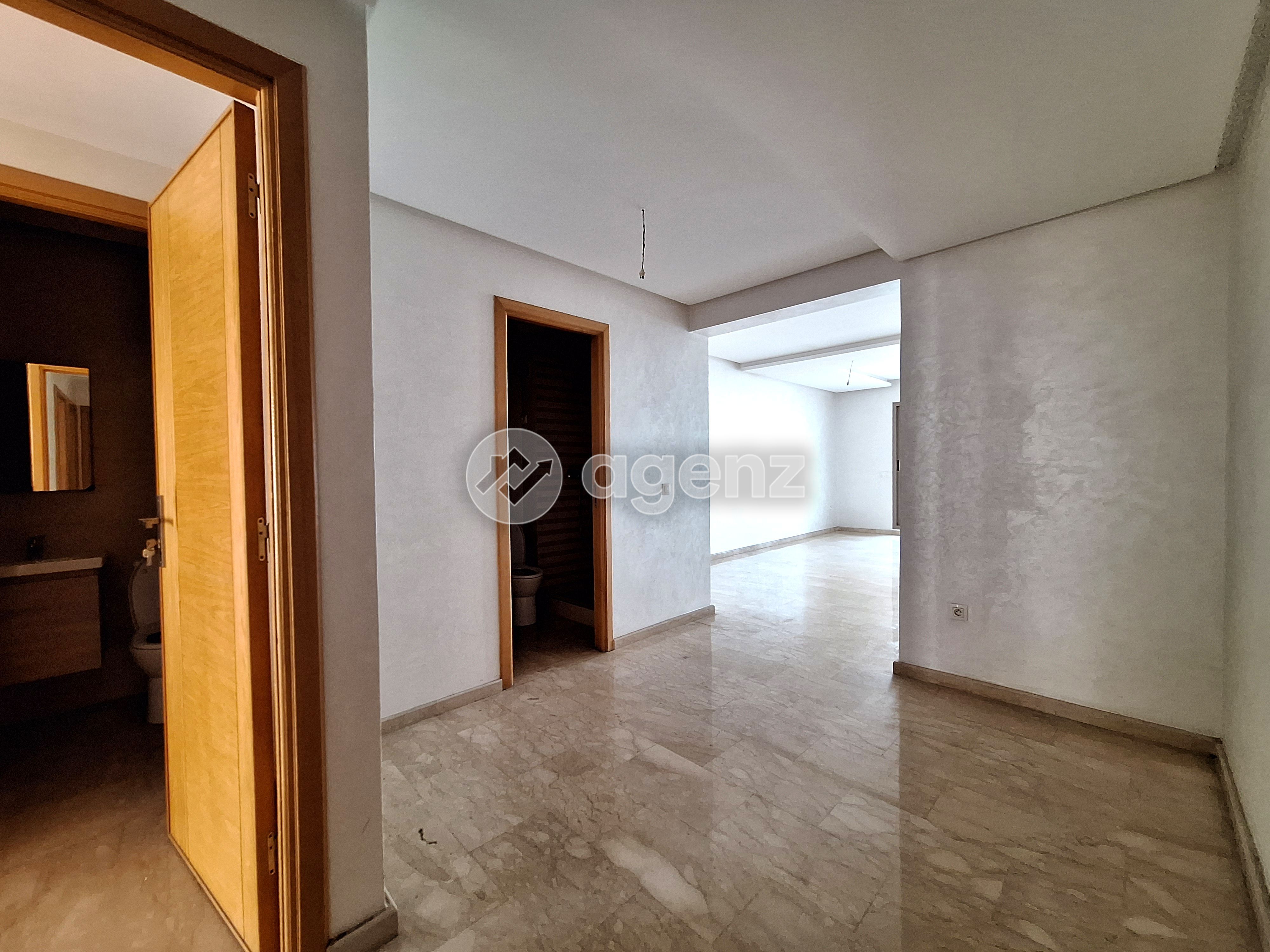 Authentique Appartement de 2 chambres à vendre à Les Hôpitaux — 2
