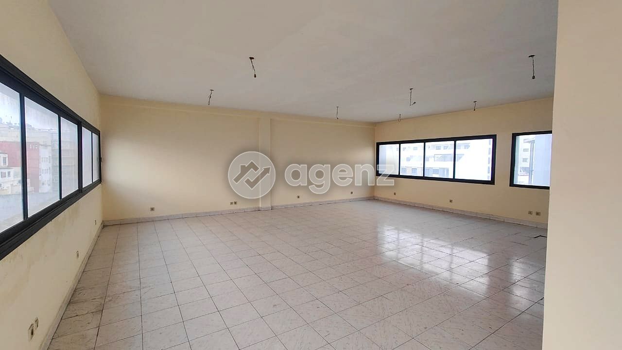 BUREAU DE 124 M² À VENDRE PROCHE TRAMWAY