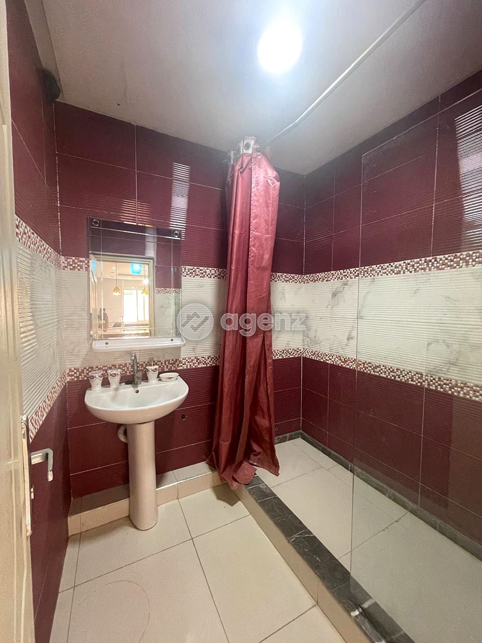 Une maison élégante de deux étages avec des commerces à vendre à Beir Rami (Est), près des marchés Al-Salam. — 3