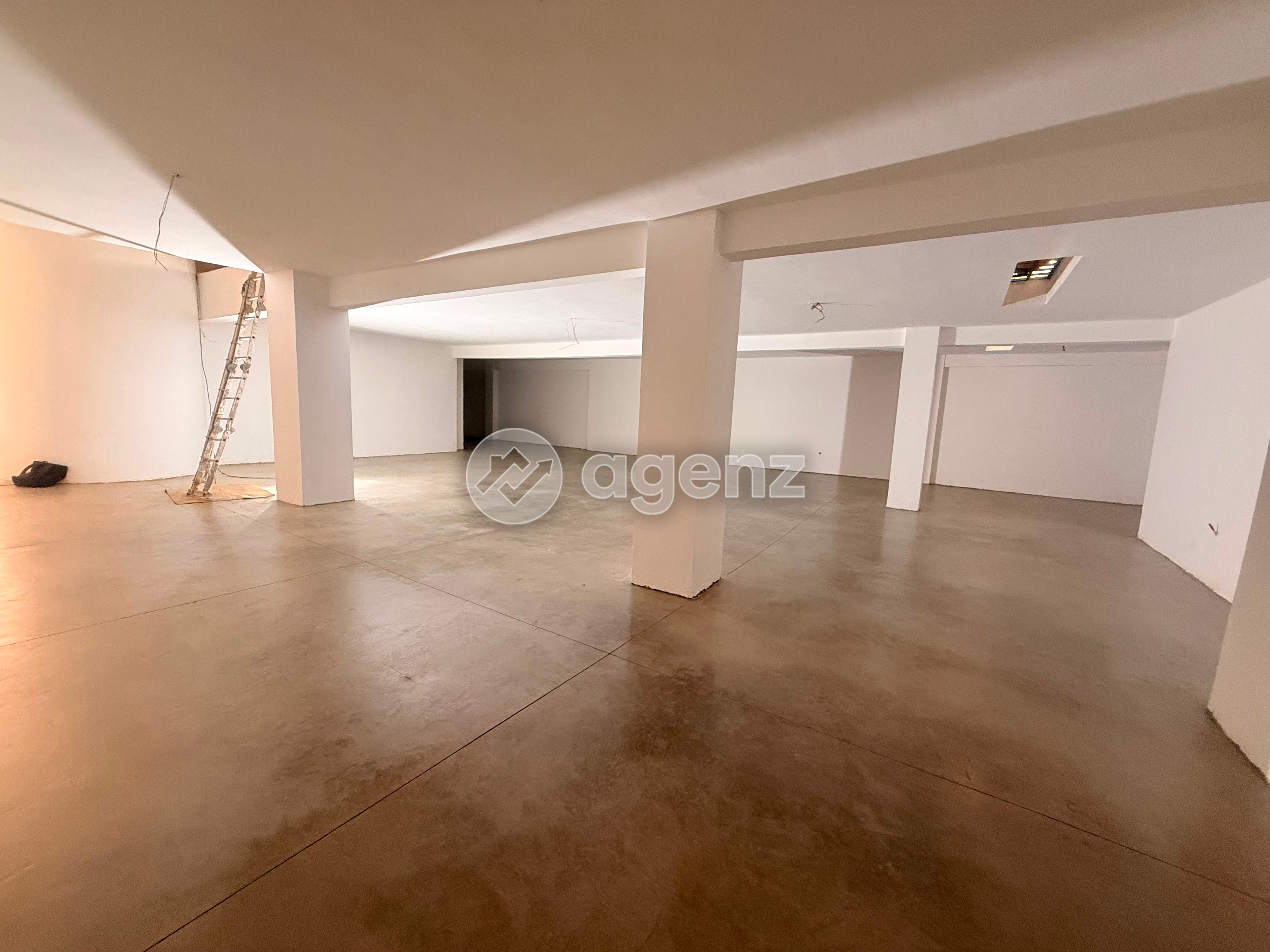 Commerce spacieux - Emplacement recherché — 3