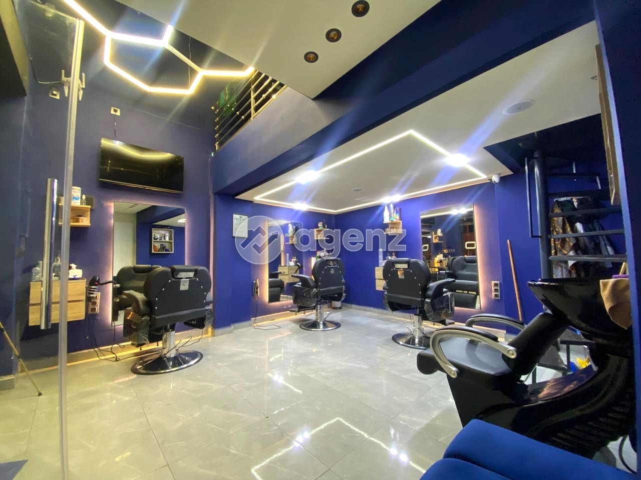 Salon de coiffure professionnel pour homme bien équipé — 4