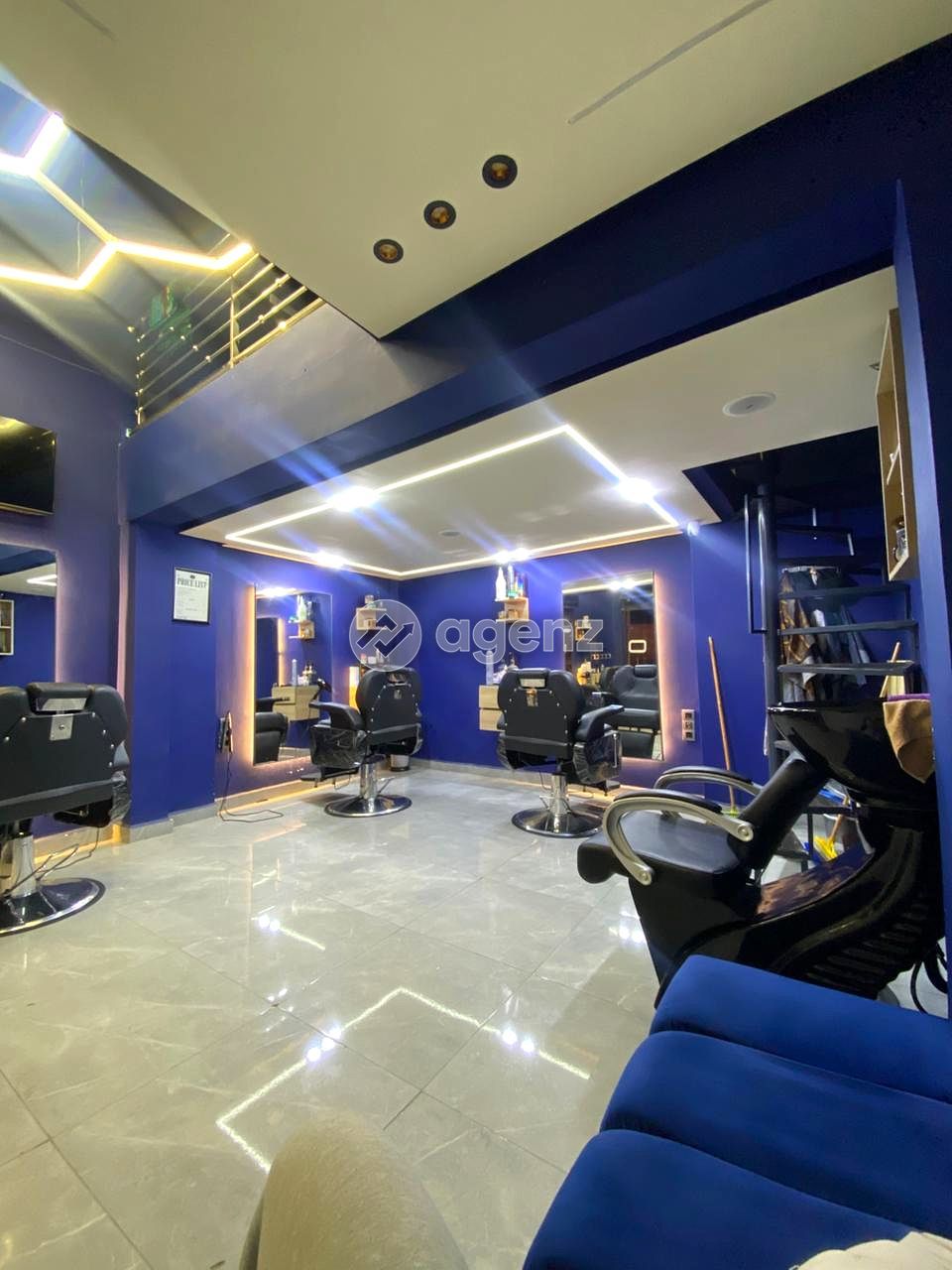 Salon de coiffure professionnel pour homme bien équipé — 3