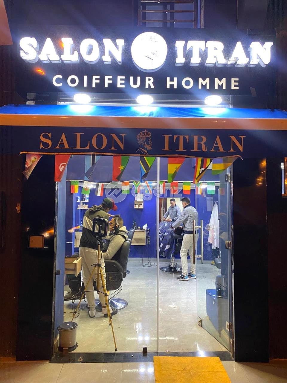 Salon de coiffure professionnel pour homme bien équipé